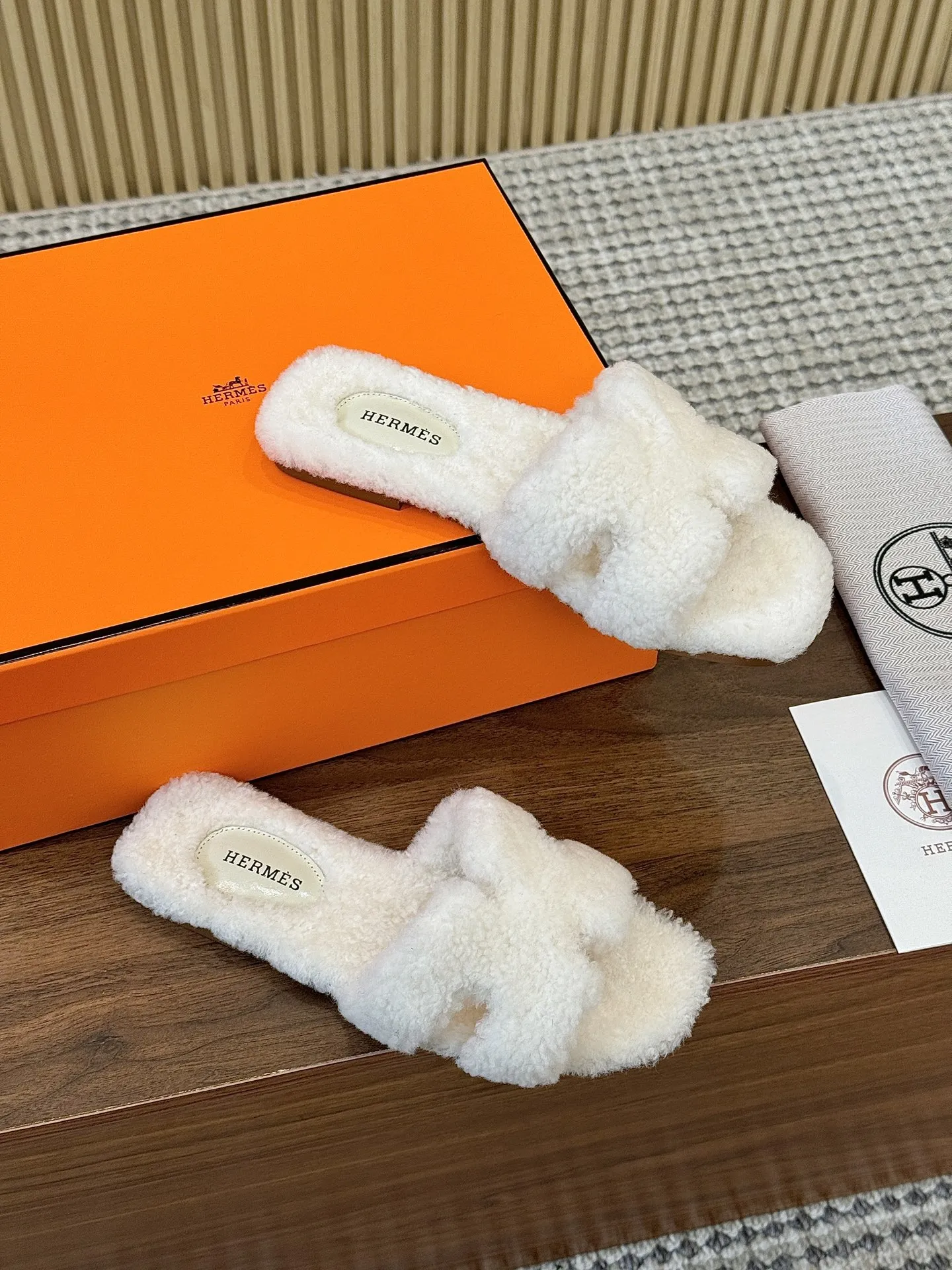 💰P190𝐇𝐄𝐑𝐌𝐄𝐒 爱马仕皮毛一体卷糕毛H拖 今年面料均选用A+皮毛一体卷糕毛 毛茸茸的 超可爱的,踩云脚感,光脚或者搭配个袜子穿,都时髦的不行哦 鞋底是橡胶仿真皮大底(可订做真皮大底) Size:女码35-41