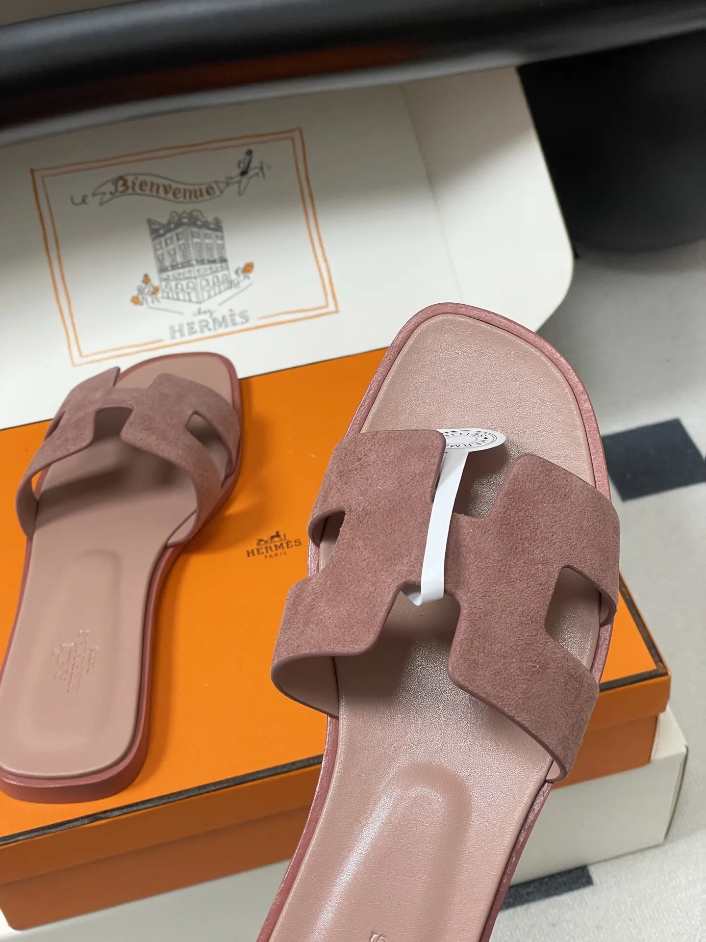 p280-顶级品质（配高档飞机盒✈️/丝巾） Hermes 爱马仕🐎 H家Oran万年经典款&lsquo;H&rsquo;拖鞋 经典百搭的H拖鞋 🆕夏日多巴胺糖果彩色麂皮绒面平底凉拖鞋 经典&ldquo;H&rdquo;型鞋面。打造时尚造型，可谓夏日良伴。时尚又百搭 超级舒服 每个细节都做到极致。设计简约流畅，打造时尚柔美的晚装造型。 鞋面：定制羊猄皮 内里垫脚：小羊皮 鞋底：意大利A级双层真皮大底 码数：35-39（34.40.41.42.43定做不退换）