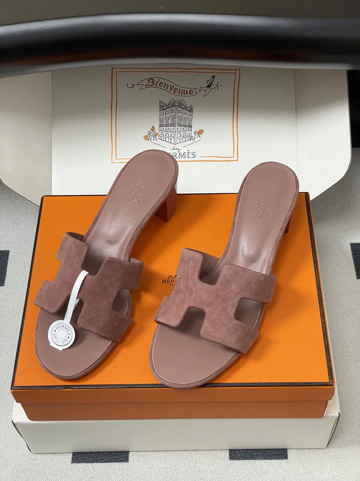 p290-顶级品质（配高档飞机盒✈️/丝巾） Hermes 爱马仕🐎 H家Oran万年经典款&lsquo;H&rsquo;拖鞋 经典百搭的H拖鞋 🆕夏日多巴胺糖果彩色麂皮绒面粗跟拖鞋 经典&ldquo;H&rdquo;型鞋面。打造时尚造型，可谓夏日良伴。时尚又百搭 超级舒服 每个细节都做到极致。设计简约流畅，打造时尚柔美的晚装造型。 鞋面：定制羊猄皮 内里垫脚：小羊皮 鞋底：意大利A级双层真皮大底 码数：35-39（34.40.41.42.43定做不退换）