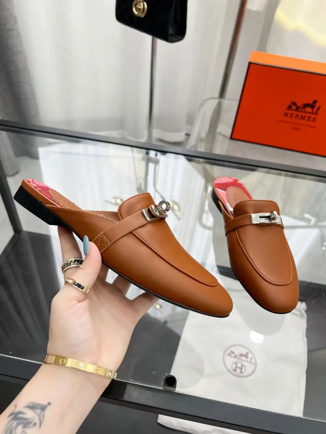 P180 Hermes 爱马仕经典款正品开模定制 五金纯钢五金,最强真空5重 电镀18k白金工艺,永不掉色.. 真皮油边工艺面料:牛皮内里:羊皮‘’大底:橡胶大底码数:35~42