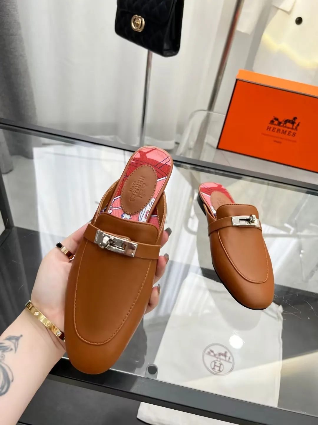 P180 Hermes 爱马仕经典款正品开模定制 五金纯钢五金，最强真空5重 电镀18k白金工艺，永不掉色.. 真皮油边工艺面料：牛皮内里：羊皮&lsquo;&rsquo;大底：橡胶大底码数：35～42