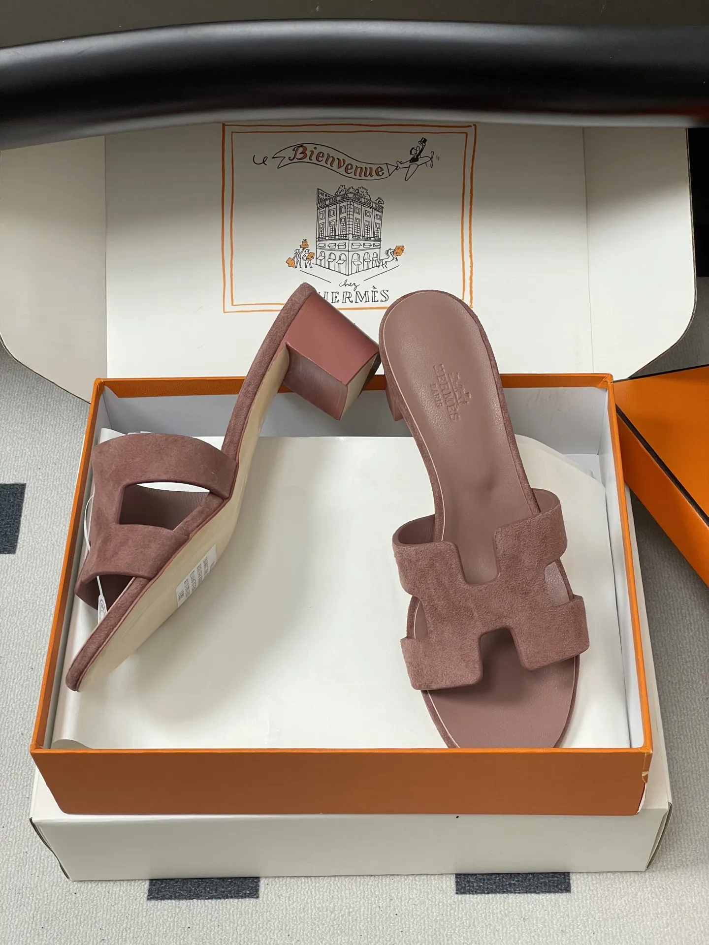 p290-顶级品质(配高档飞机盒✈️/丝巾) Hermes 爱马仕🐎 H家Oran万年经典款‘H’拖鞋 经典百搭的H拖鞋 🆕夏日多巴胺糖果彩色麂皮绒面粗跟拖鞋 经典“H”型鞋面。打造时尚造型,可谓夏日良伴。时尚又百搭 超级舒服 每个细节都做到极致。设计简约流畅,打造时尚柔美的晚装造型。 鞋面:定制羊猄皮 内里垫脚:小羊皮 鞋底:意大利A级双层真皮大底 码数:35-39(34.40.41.42.43定做不退换)