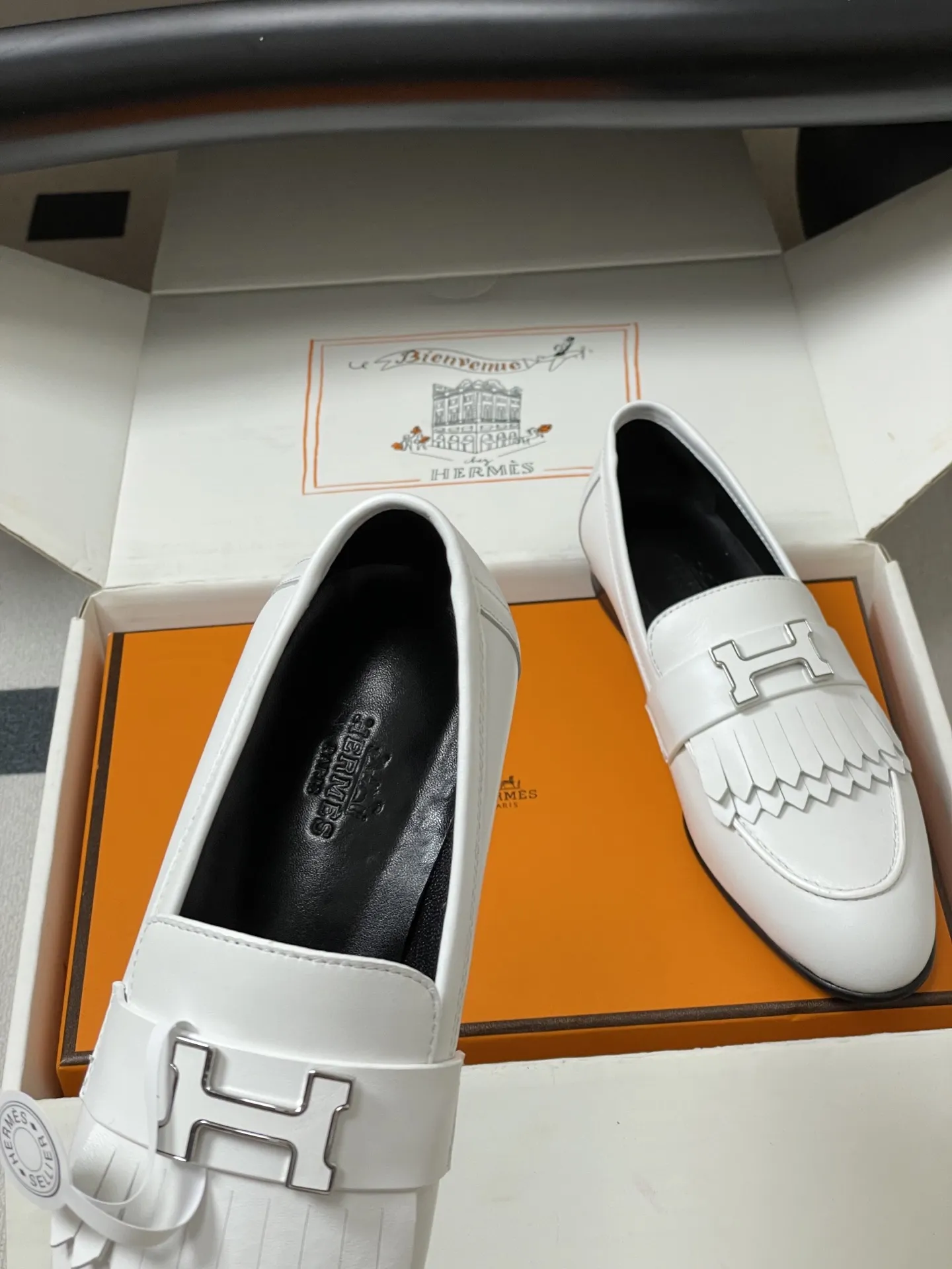 p390-顶级品质(配高档飞机盒✈️) Hermes 爱马仕🐎 H家 Paris/Poyal乐福鞋经典款系列 H字母金属扣乐福鞋一脚蹬单鞋 平底流苏乐福鞋 小牛皮乐福鞋,饰有标志性“H”细节。打造时尚造型。 鞋面:定制小牛皮 内里垫脚:羊皮 鞋底:意大利A级真皮大底(注塑前掌) 码数:35-39(40.41.42定做不退换)