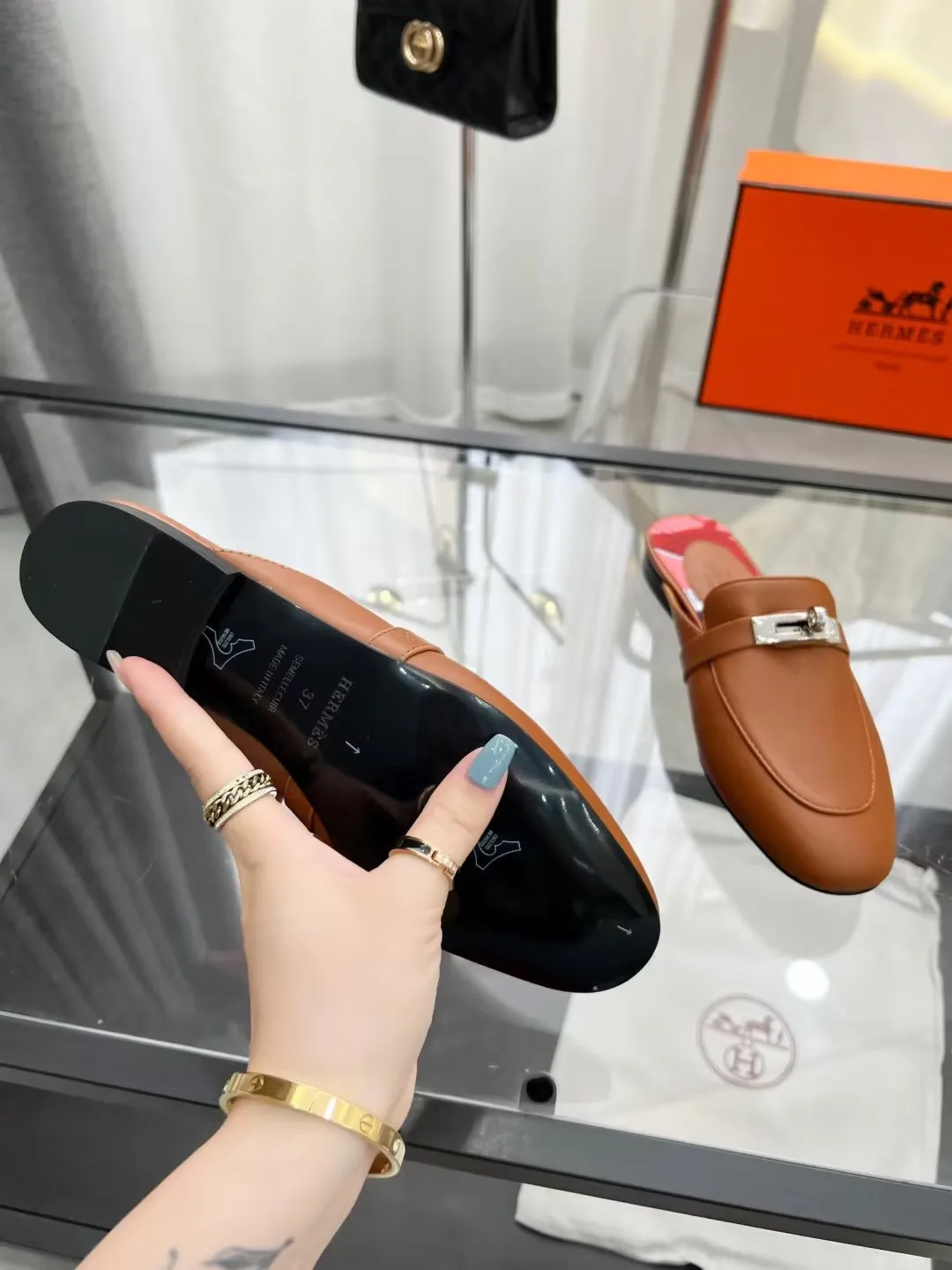 P180 Hermes 爱马仕经典款正品开模定制 五金纯钢五金,最强真空5重 电镀18k白金工艺,永不掉色.. 真皮油边工艺面料:牛皮内里:羊皮‘’大底:橡胶大底码数:35~42