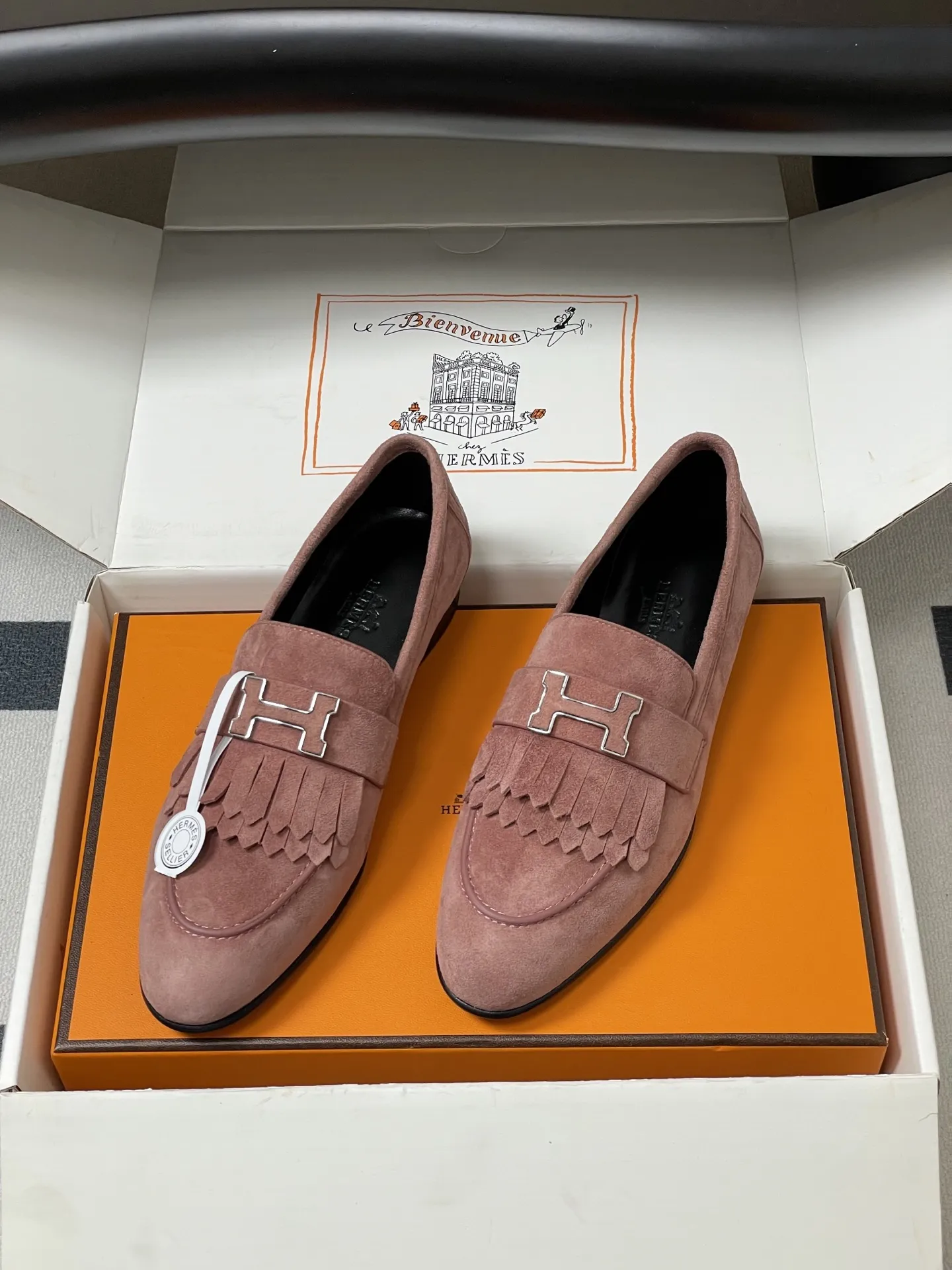 p390-顶级品质(配高档飞机盒✈️) Hermes 爱马仕🐎 H家 Paris/Poyal乐福鞋经典款系列 H字母金属扣乐福鞋一脚蹬单鞋 平底流苏乐福鞋 小牛皮乐福鞋,饰有标志性“H”细节。打造时尚造型。 鞋面:定制小牛皮 内里垫脚:羊皮 鞋底:意大利A级真皮大底(注塑前掌) 码数:35-39(40.41.42定做不退换)