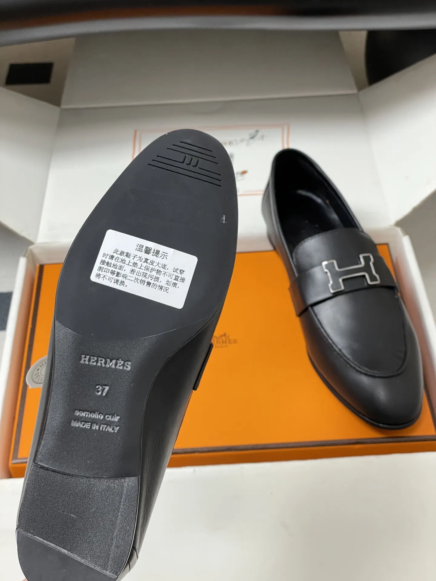 p390-顶级品质(配高档飞机盒✈️) Hermes 爱马仕🐎 H家 Paris/Poyal乐福鞋经典款系列 H字母金属扣乐福鞋一脚蹬单鞋 平底流苏乐福鞋 小牛皮乐福鞋,饰有标志性“H”细节。打造时尚造型。 鞋面:定制小牛皮 内里垫脚:羊皮 鞋底:意大利A级真皮大底(注塑前掌) 码数:35-39(40.41.42定做不退换)