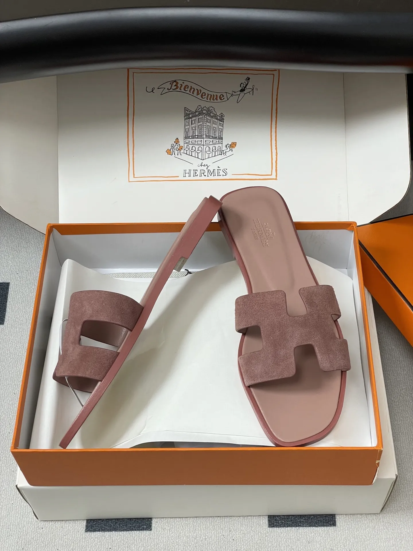 p280-顶级品质(配高档飞机盒✈️/丝巾) Hermes 爱马仕🐎 H家Oran万年经典款‘H’拖鞋 经典百搭的H拖鞋 🆕夏日多巴胺糖果彩色麂皮绒面平底凉拖鞋 经典“H”型鞋面。打造时尚造型,可谓夏日良伴。时尚又百搭 超级舒服 每个细节都做到极致。设计简约流畅,打造时尚柔美的晚装造型。 鞋面:定制羊猄皮 内里垫脚:小羊皮 鞋底:意大利A级双层真皮大底 码数:35-39(34.40.41.42.43定做不退换)