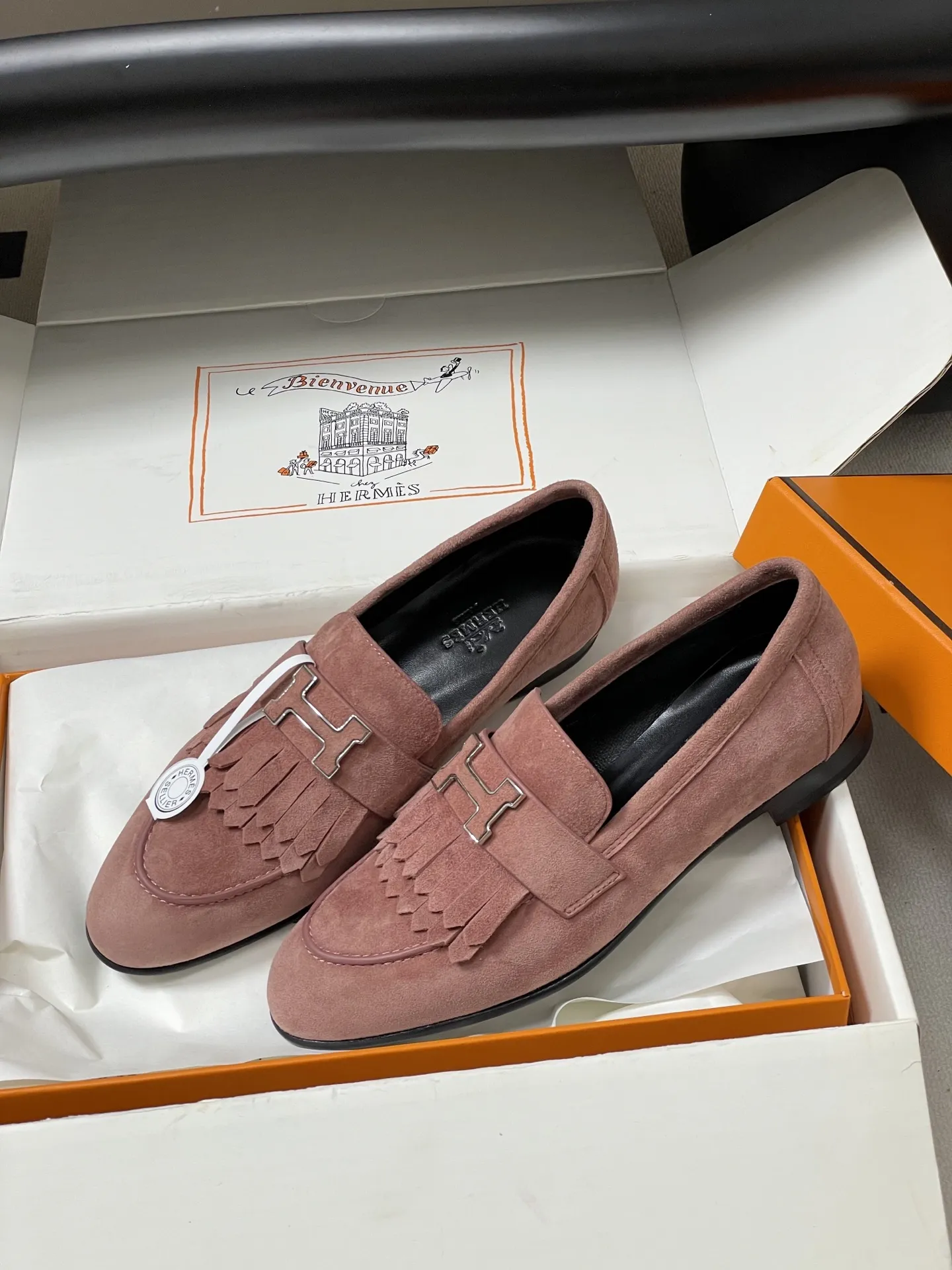 p390-顶级品质(配高档飞机盒✈️) Hermes 爱马仕🐎 H家 Paris/Poyal乐福鞋经典款系列 H字母金属扣乐福鞋一脚蹬单鞋 平底流苏乐福鞋 小牛皮乐福鞋,饰有标志性“H”细节。打造时尚造型。 鞋面:定制小牛皮 内里垫脚:羊皮 鞋底:意大利A级真皮大底(注塑前掌) 码数:35-39(40.41.42定做不退换)