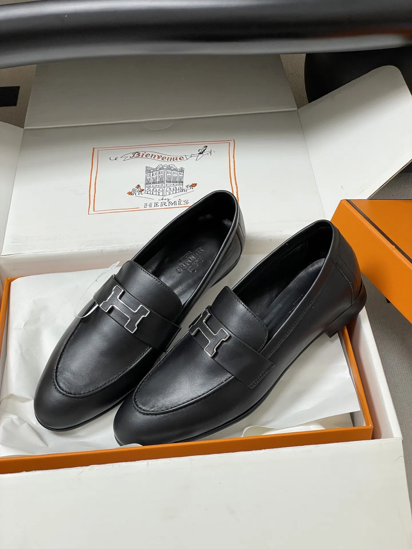 p390-顶级品质(配高档飞机盒✈️) Hermes 爱马仕🐎 H家 Paris/Poyal乐福鞋经典款系列 H字母金属扣乐福鞋一脚蹬单鞋 平底流苏乐福鞋 小牛皮乐福鞋,饰有标志性“H”细节。打造时尚造型。 鞋面:定制小牛皮 内里垫脚:羊皮 鞋底:意大利A级真皮大底(注塑前掌) 码数:35-39(40.41.42定做不退换)