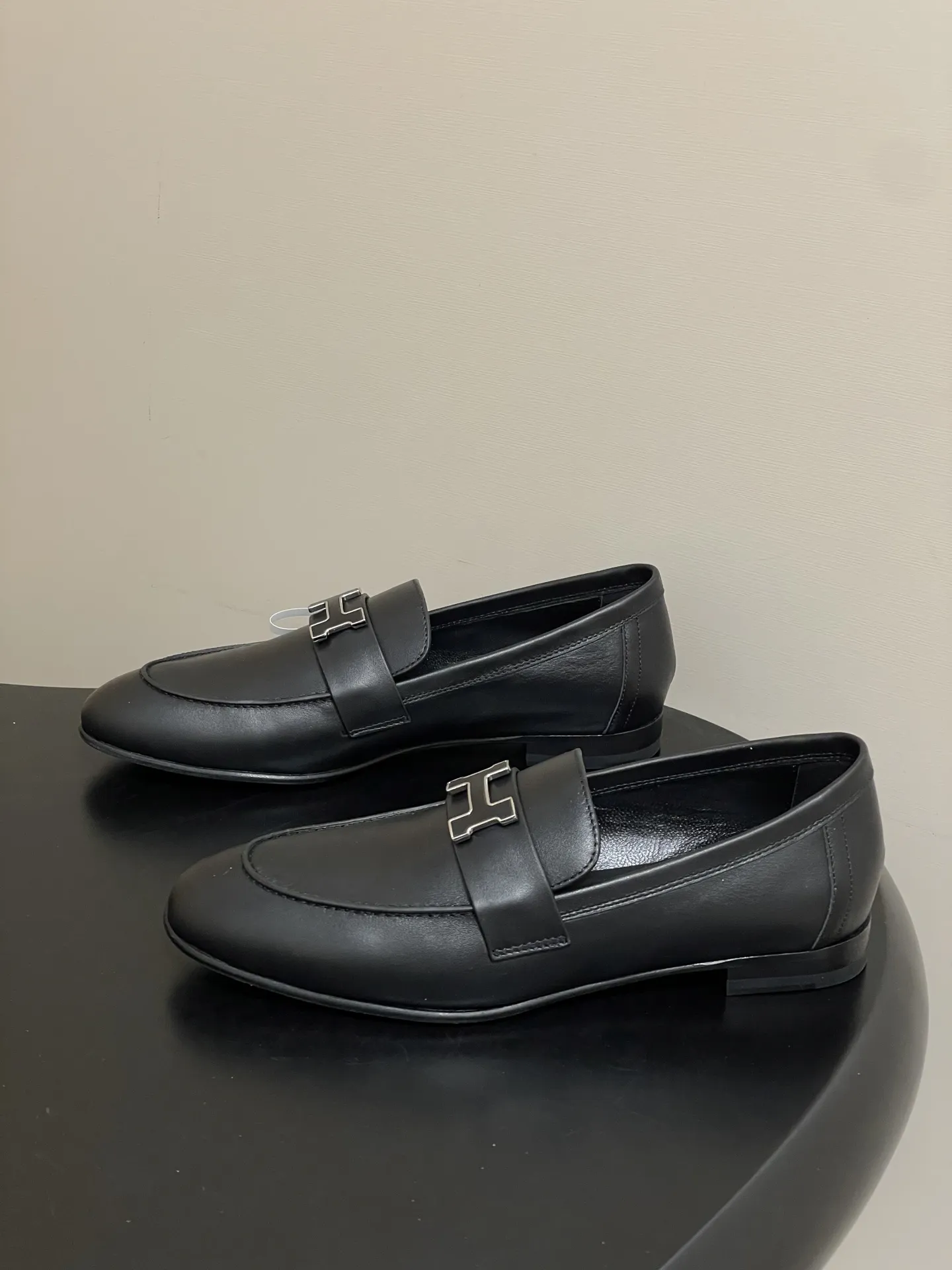 p390-顶级品质(配高档飞机盒✈️) Hermes 爱马仕🐎 H家 Paris/Poyal乐福鞋经典款系列 H字母金属扣乐福鞋一脚蹬单鞋 平底流苏乐福鞋 小牛皮乐福鞋,饰有标志性“H”细节。打造时尚造型。 鞋面:定制小牛皮 内里垫脚:羊皮 鞋底:意大利A级真皮大底(注塑前掌) 码数:35-39(40.41.42定做不退换)