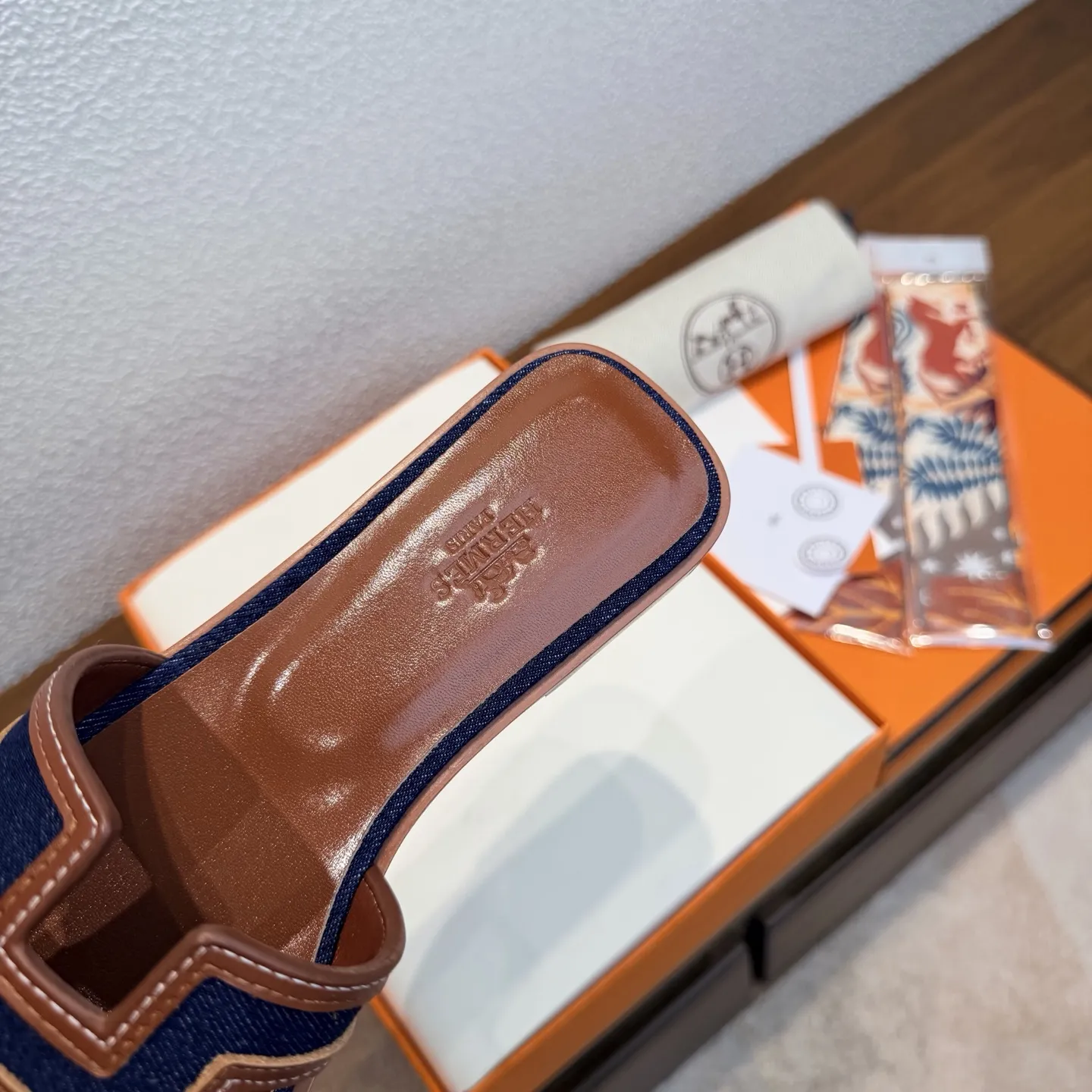 出厂价：250 【随机赠送丝巾】 品牌💗：HERMES 颜色💗:经典全色系 编号💗：H8018-8 跟高💗：1cm 码数💗：35-40全码 (34.42.42订做不退不换) 鞋面材质💗：进口小牛皮➕牛仔布拼接鞋面 鞋底材质💗：真皮大底👑👑👑全透染 HERMES爱马仕，有历史的代表作品，永恒经典款Oasis凉拖，居家出行两不误，上脚颜值超高💃🏻💃🏻💃🏻 上脚非常舒服大方，大牌名明最爱的奢侈品，H系列拖鞋。 高档华丽的完美结合一体,为你展现出高贵不凡的人生魅力；配上特殊渠道定制丝巾，拖鞋摇身一变度假风十足，必须人手一双哦💗🌹