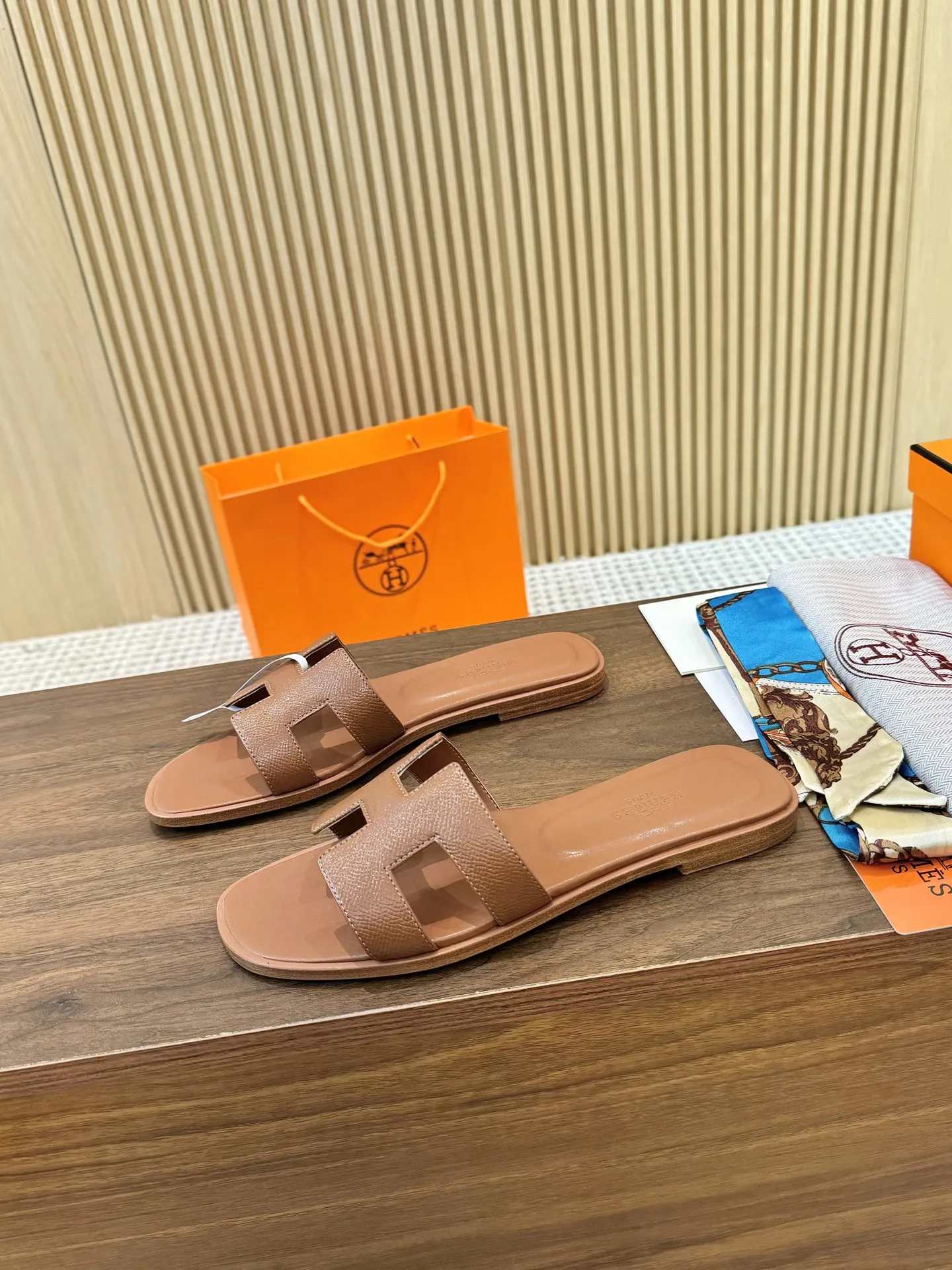 2025新款,(手掌🖐️纹全包工艺)全新改版(Hermès) 包装升级,版型做工材料升级。 Hermes®🔴市场最高版本纯手工鞋✨✨ 顶级产品爱马仕拖鞋🐎 新款高端时尚原版一样, 师傅纯手工打造 !❥高端定制,行业最高版本⚠❥采用:Hermers鞋面:意大利进口牛皮+原版订制级粒面小牛皮垫脚+真皮大底(追求顶级行走舒适度)Hermes━━━━━ size:35-40(34.41.42定做不退换) P:真皮底210 P:橡胶底160