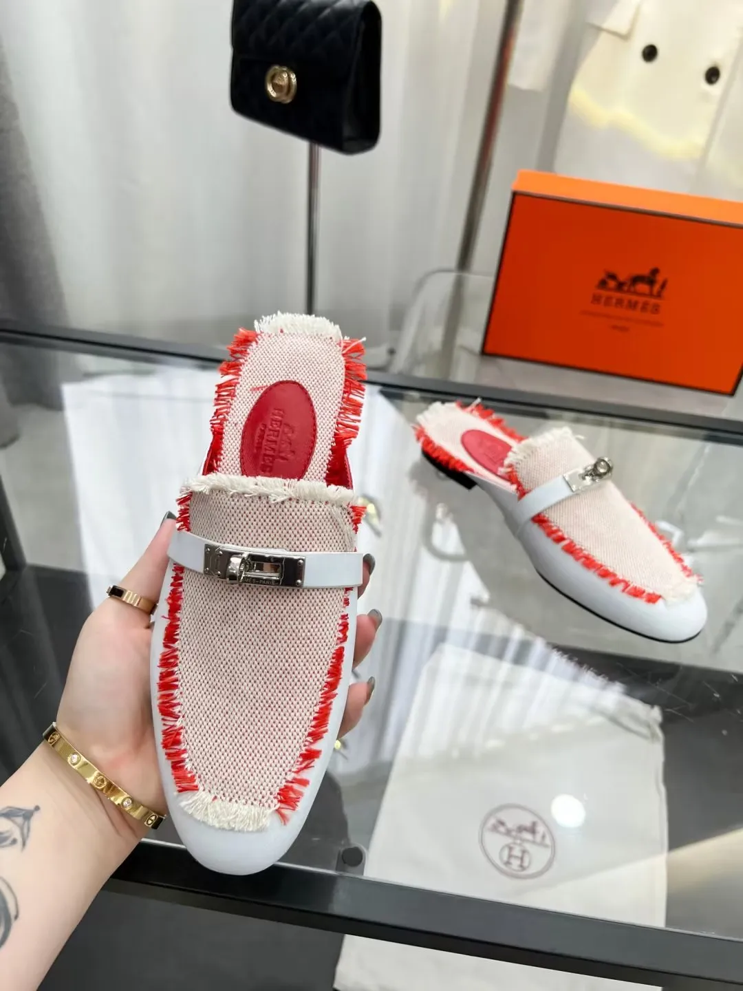 P180 Hermes 爱马仕经典款正品开模定制 五金纯钢五金,最强真空5重 电镀18k白金工艺,永不掉色.. 真皮油边工艺面料:牛皮内里:羊皮‘’大底:橡胶大底码数:35~42