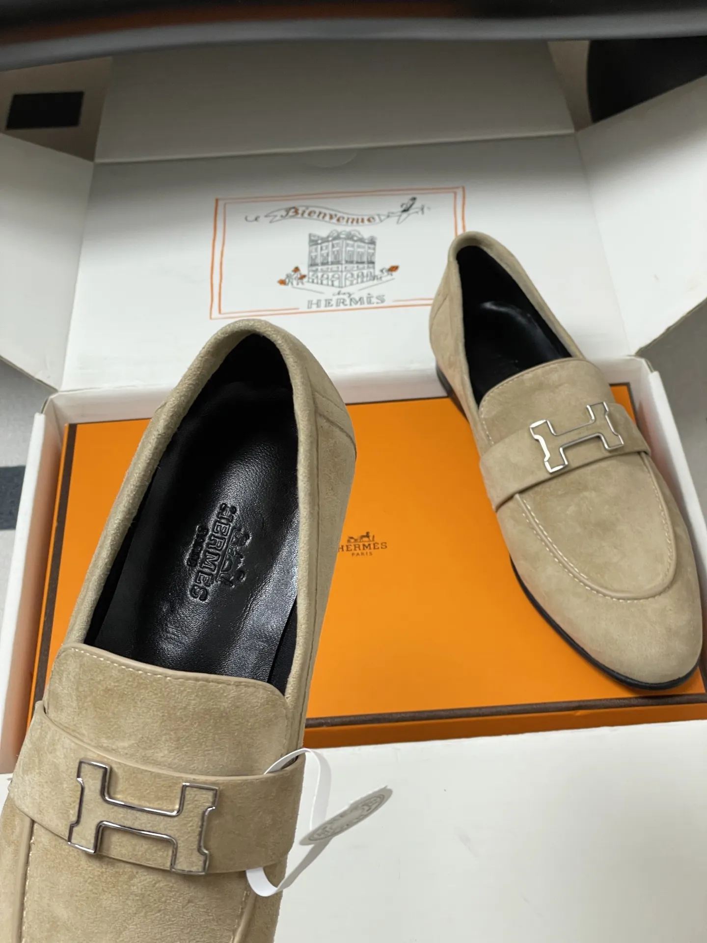 p390-顶级品质（配高档飞机盒✈️） Hermes 爱马仕🐎 H家 Paris/Poyal乐福鞋经典款系列 H字母金属扣乐福鞋一脚蹬单鞋 平底流苏乐福鞋 小牛皮乐福鞋，饰有标志性&ldquo;H&rdquo;细节。打造时尚造型。 鞋面：定制小牛皮 内里垫脚：羊皮 鞋底：意大利A级真皮大底（注塑前掌） 码数：35-39（40.41.42定做不退换）