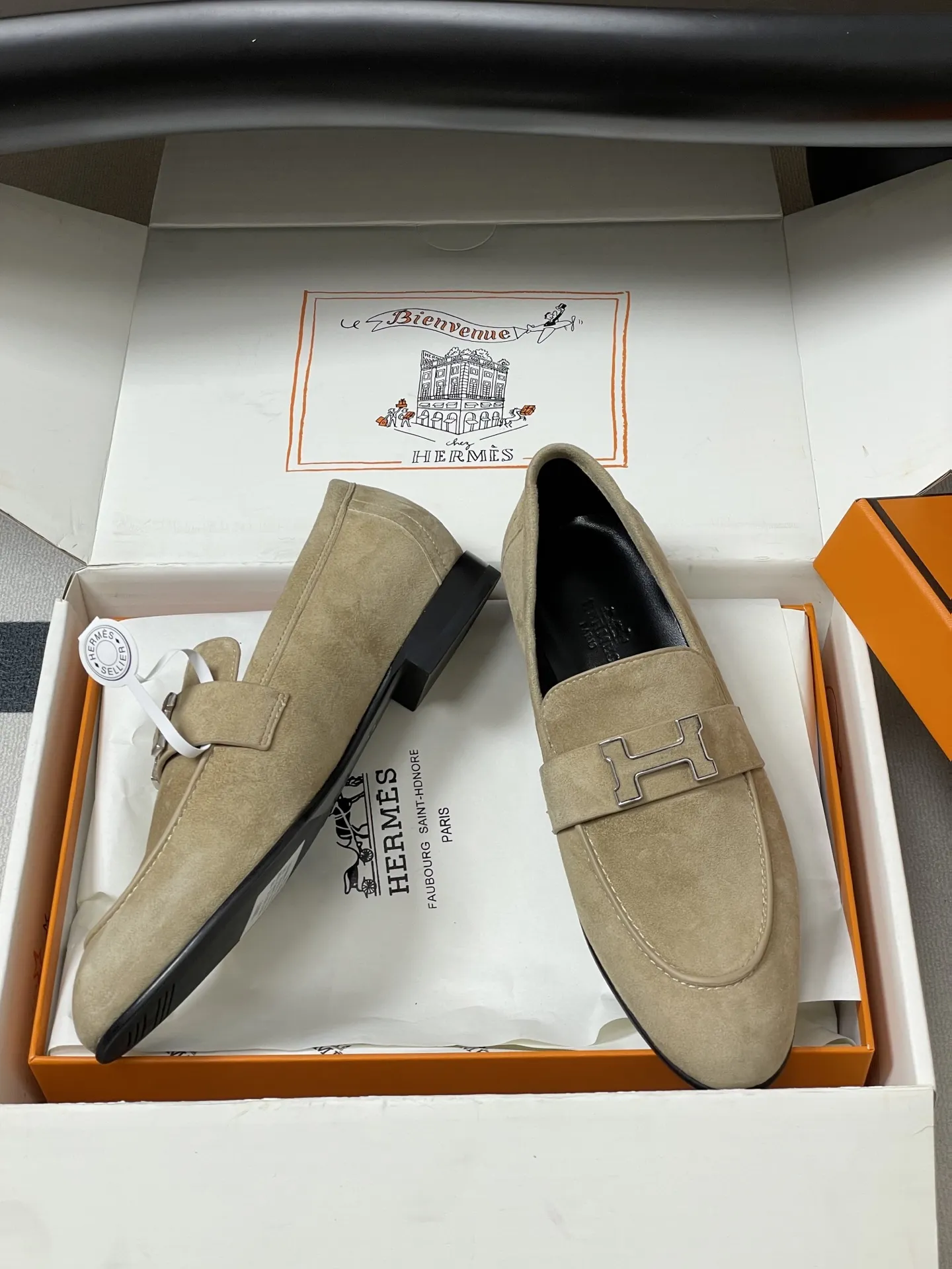 p390-顶级品质(配高档飞机盒✈️) Hermes 爱马仕🐎 H家 Paris/Poyal乐福鞋经典款系列 H字母金属扣乐福鞋一脚蹬单鞋 平底流苏乐福鞋 小牛皮乐福鞋,饰有标志性“H”细节。打造时尚造型。 鞋面:定制小牛皮 内里垫脚:羊皮 鞋底:意大利A级真皮大底(注塑前掌) 码数:35-39(40.41.42定做不退换)