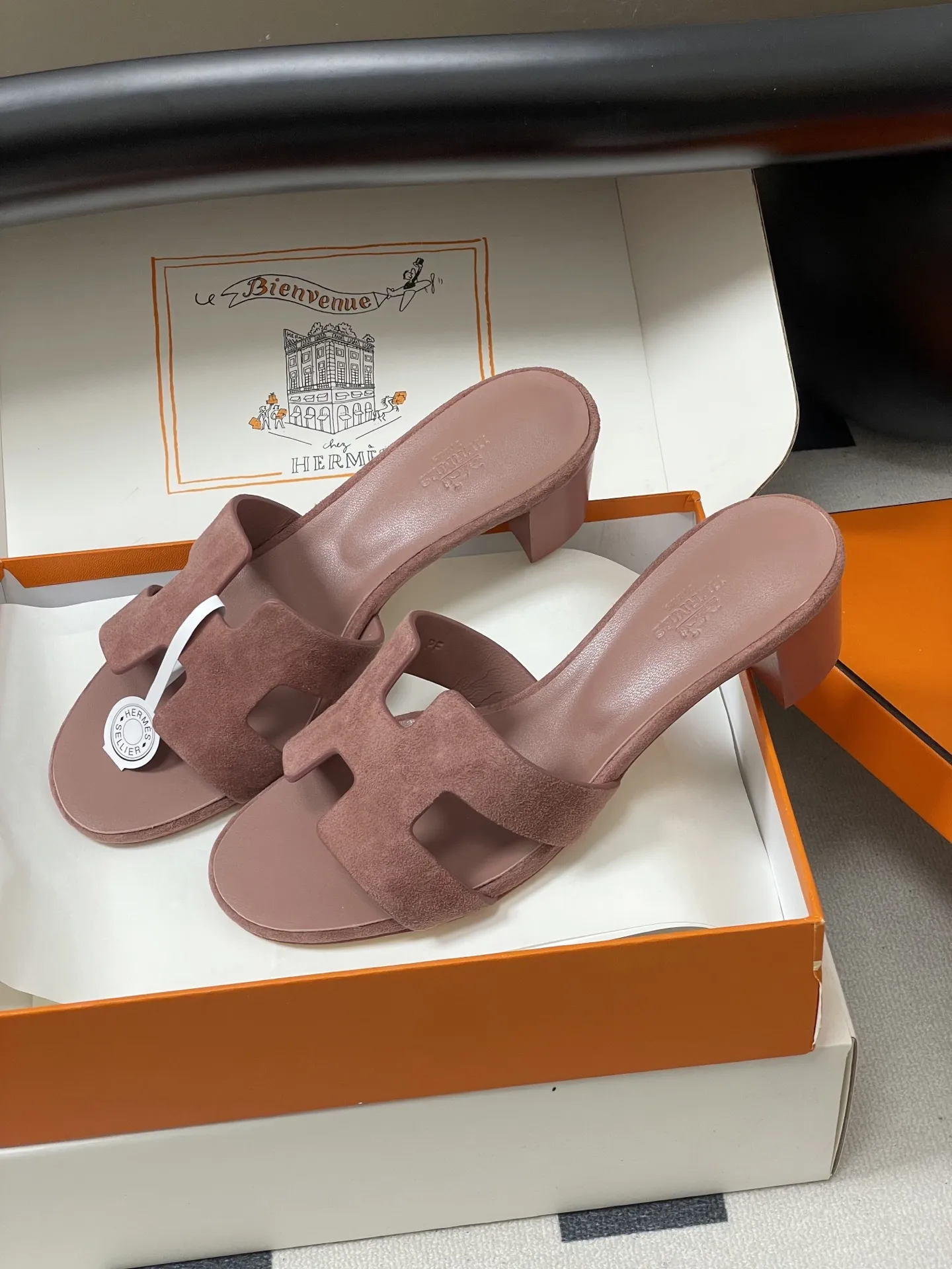 p290-顶级品质(配高档飞机盒✈️/丝巾) Hermes 爱马仕🐎 H家Oran万年经典款‘H’拖鞋 经典百搭的H拖鞋 🆕夏日多巴胺糖果彩色麂皮绒面粗跟拖鞋 经典“H”型鞋面。打造时尚造型,可谓夏日良伴。时尚又百搭 超级舒服 每个细节都做到极致。设计简约流畅,打造时尚柔美的晚装造型。 鞋面:定制羊猄皮 内里垫脚:小羊皮 鞋底:意大利A级双层真皮大底 码数:35-39(34.40.41.42.43定做不退换)