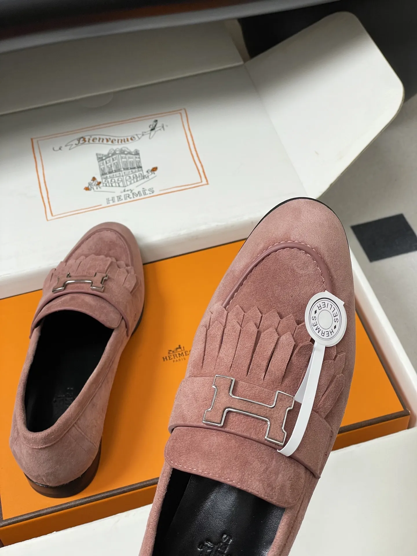 p390-顶级品质(配高档飞机盒✈️) Hermes 爱马仕🐎 H家 Paris/Poyal乐福鞋经典款系列 H字母金属扣乐福鞋一脚蹬单鞋 平底流苏乐福鞋 小牛皮乐福鞋,饰有标志性“H”细节。打造时尚造型。 鞋面:定制小牛皮 内里垫脚:羊皮 鞋底:意大利A级真皮大底(注塑前掌) 码数:35-39(40.41.42定做不退换)