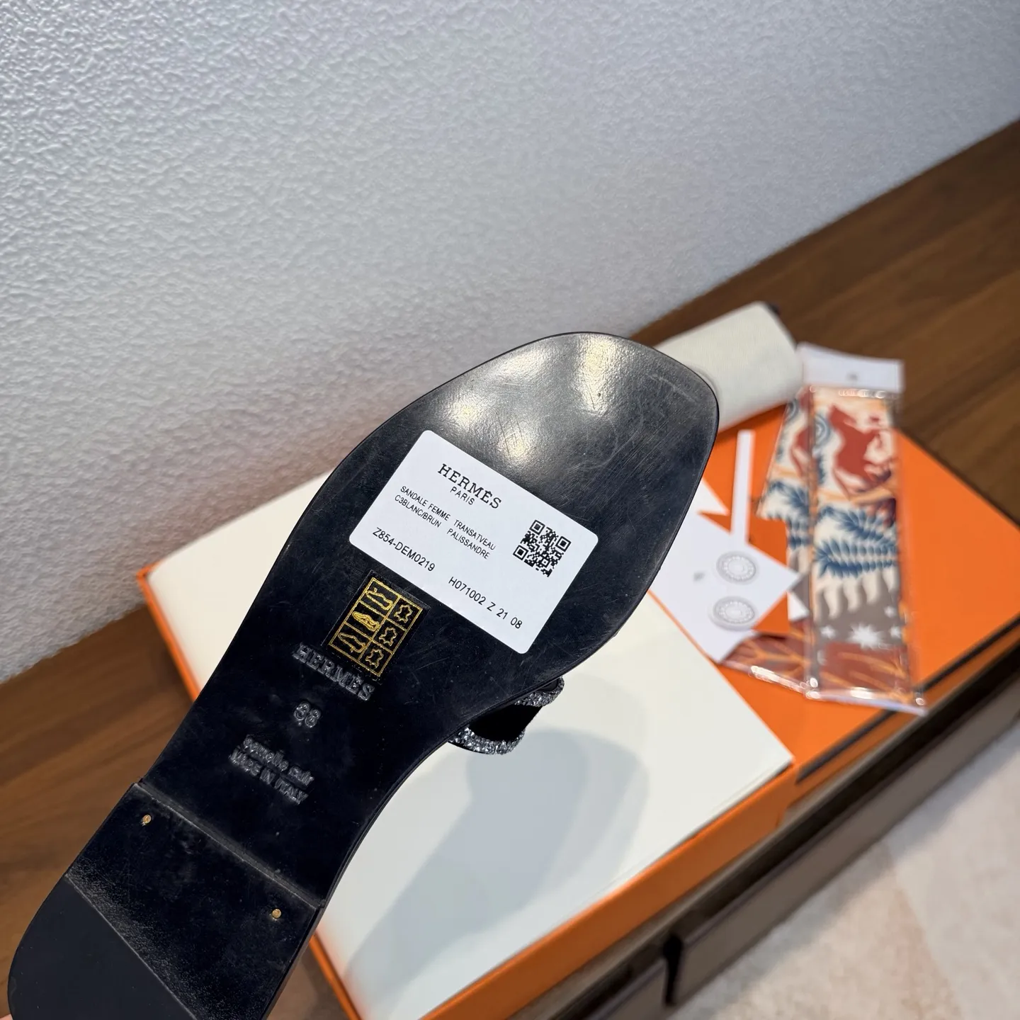 出厂价:260 【随机赠送丝巾】 品牌💗:HERMES 颜色💗:经典全色系 编号💗:H8018-35 跟高💗:1cm 码数💗:35-40全码 (34.42.42订做不退不换) 鞋面材质💗:麂皮➕镶边钻 鞋底材质💗:真皮大底👑👑👑全透染 HERMES爱马仕,有历史的代表作品,Oran永恒经典款H凉拖,居家出行两不误,上脚颜值超高💃🏻💃🏻💃🏻 上脚非常舒服大方,大牌名明最爱的奢侈品,H系列拖鞋。 高档华丽的完美结合一体,为你展现出高贵不凡的人生魅力;配上特殊渠道定制丝巾,拖鞋摇身一变度假风十足,必须人手一双哦💗🌹