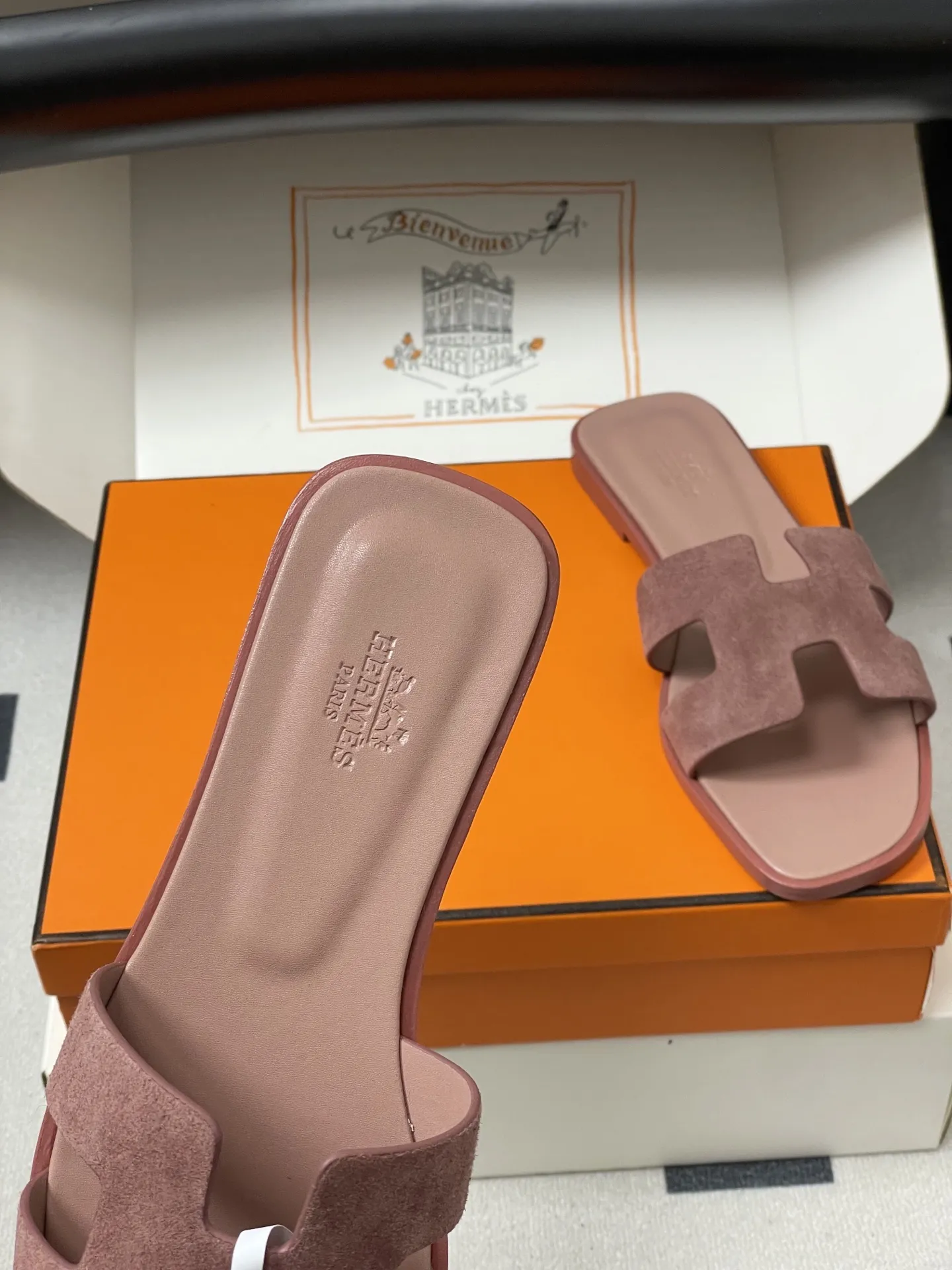 p280-顶级品质（配高档飞机盒✈️/丝巾） Hermes 爱马仕🐎 H家Oran万年经典款&lsquo;H&rsquo;拖鞋 经典百搭的H拖鞋 🆕夏日多巴胺糖果彩色麂皮绒面平底凉拖鞋 经典&ldquo;H&rdquo;型鞋面。打造时尚造型，可谓夏日良伴。时尚又百搭 超级舒服 每个细节都做到极致。设计简约流畅，打造时尚柔美的晚装造型。 鞋面：定制羊猄皮 内里垫脚：小羊皮 鞋底：意大利A级双层真皮大底 码数：35-39（34.40.41.42.43定做不退换）