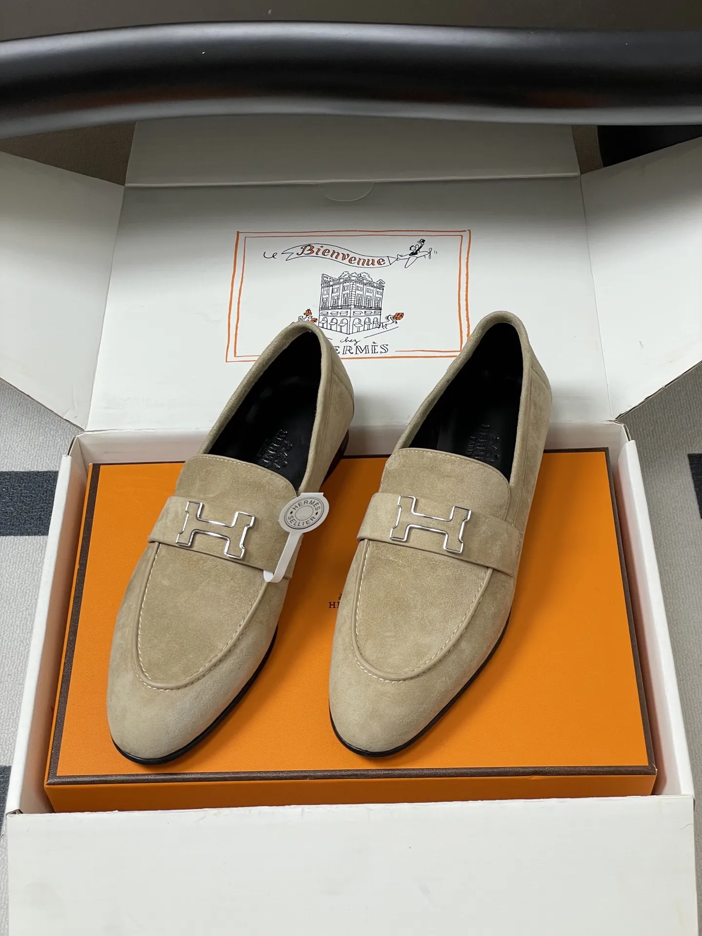 p390-顶级品质（配高档飞机盒✈️） Hermes 爱马仕🐎 H家 Paris/Poyal乐福鞋经典款系列 H字母金属扣乐福鞋一脚蹬单鞋 平底流苏乐福鞋 小牛皮乐福鞋，饰有标志性&ldquo;H&rdquo;细节。打造时尚造型。 鞋面：定制小牛皮 内里垫脚：羊皮 鞋底：意大利A级真皮大底（注塑前掌） 码数：35-39（40.41.42定做不退换）