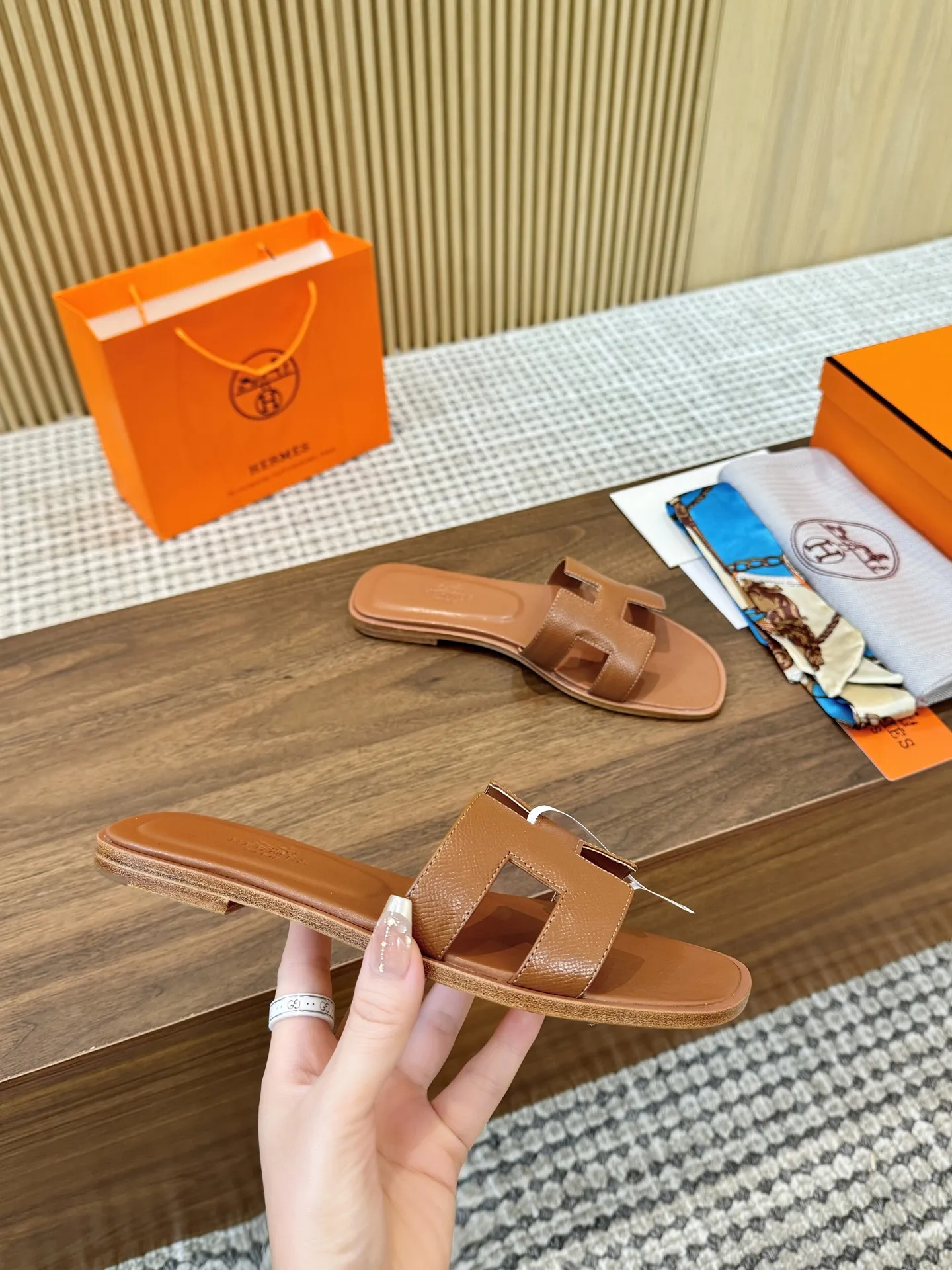 2025新款，（手掌🖐️纹全包工艺）全新改版（Herm&egrave;s） 包装升级，版型做工材料升级。 Hermes&reg;🔴市场最高版本纯手工鞋✨✨ 顶级产品爱马仕拖鞋🐎 新款高端时尚原版一样， 师傅纯手工打造 ！❥高端定制，行业最高版本⚠❥采用：Hermers鞋面：意大利进口牛皮+原版订制级粒面小牛皮垫脚+真皮大底（追求顶级行走舒适度）Hermes━━━━━ size：35-40（34.41.42定做不退换） P：真皮底210 P：橡胶底160