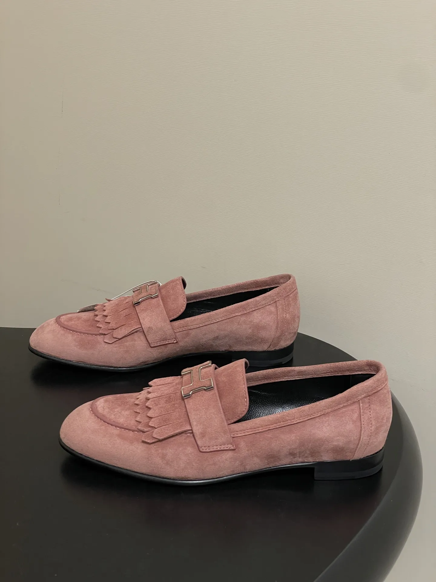 p390-顶级品质（配高档飞机盒✈️） Hermes 爱马仕🐎 H家 Paris/Poyal乐福鞋经典款系列 H字母金属扣乐福鞋一脚蹬单鞋 平底流苏乐福鞋 小牛皮乐福鞋，饰有标志性&ldquo;H&rdquo;细节。打造时尚造型。 鞋面：定制小牛皮 内里垫脚：羊皮 鞋底：意大利A级真皮大底（注塑前掌） 码数：35-39（40.41.42定做不退换）