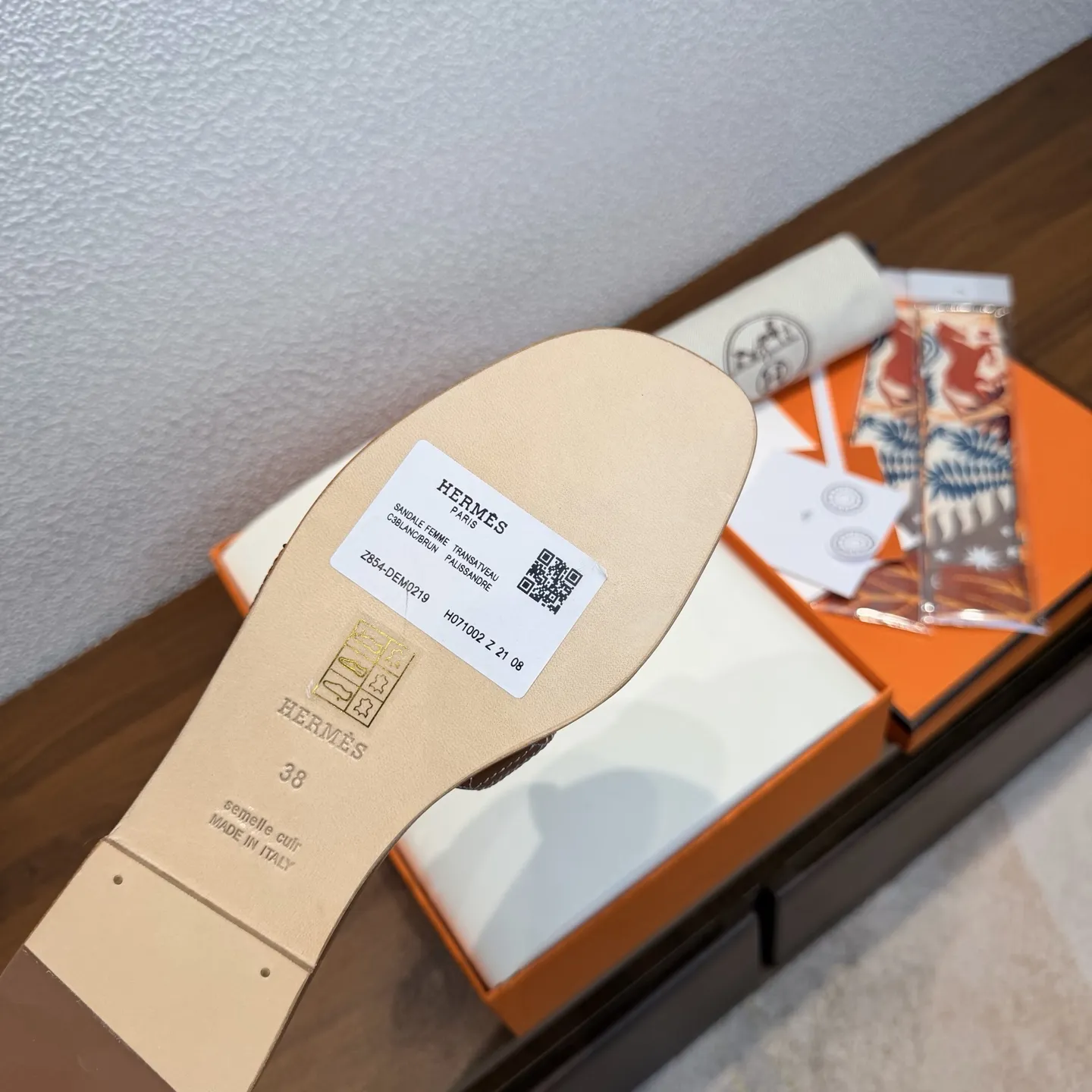 出厂价：260 【随机赠送丝巾】 品牌💗：HERMES 颜色💗:经典全色系 编号💗：H8018-51 跟高💗：1cm 码数💗：35-40全码 (34.42.42订做不退不换) 鞋面材质💗：进口小牛皮电绣鞋面 鞋底材质💗：真皮大底👑👑👑全透染 HERMES爱马仕，有历史的代表作品，Oran永恒经典款H凉拖，居家出行两不误，上脚颜值超高💃🏻💃🏻💃🏻 上脚非常舒服大方，大牌名明最爱的奢侈品，H系列拖鞋。 高档华丽的完美结合一体,为你展现出高贵不凡的人生魅力；配上特殊渠道定制丝巾，拖鞋摇身一变度假风十足，必须人手一双哦💗🌹