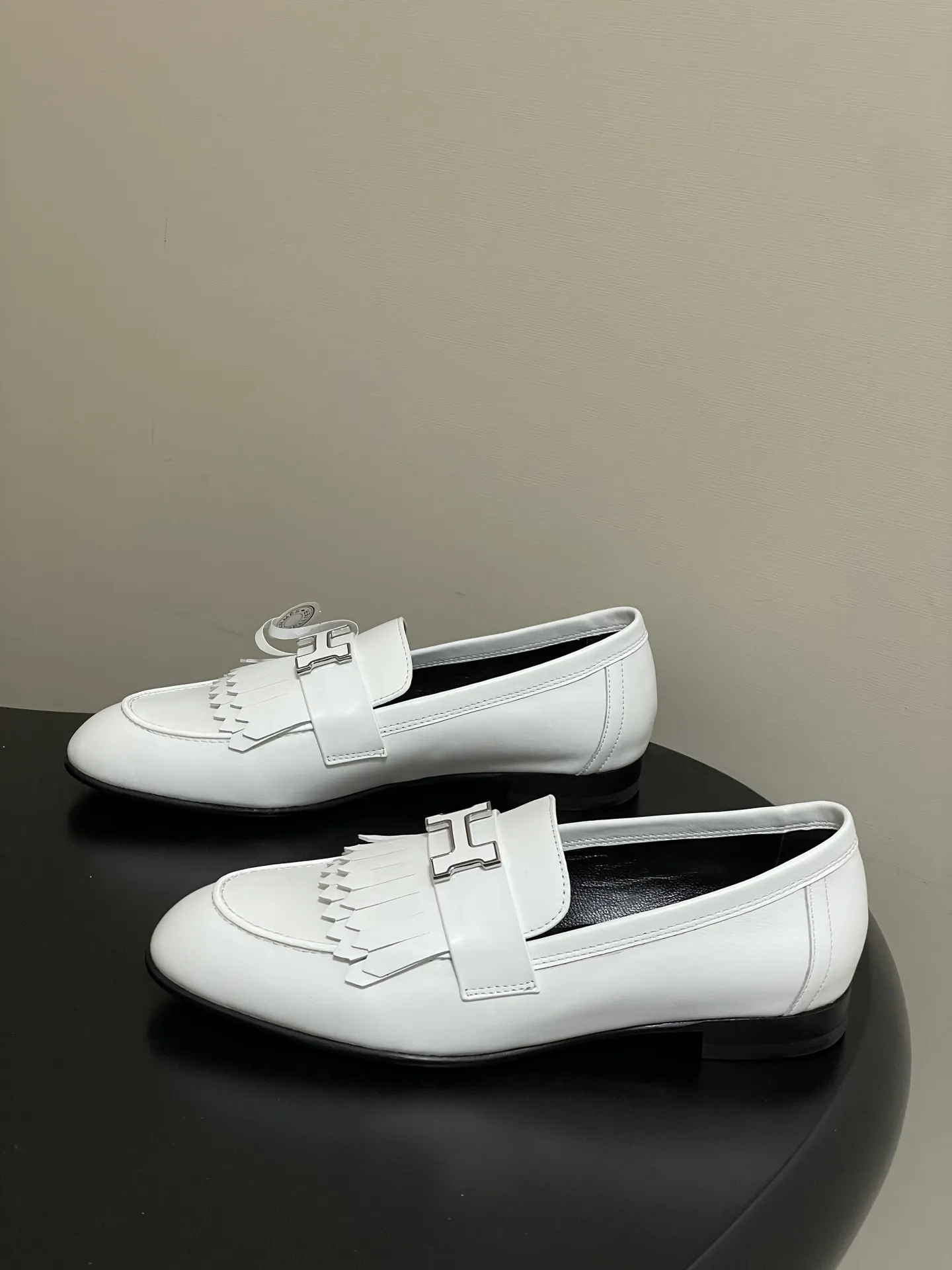 p390-顶级品质(配高档飞机盒✈️) Hermes 爱马仕🐎 H家 Paris/Poyal乐福鞋经典款系列 H字母金属扣乐福鞋一脚蹬单鞋 平底流苏乐福鞋 小牛皮乐福鞋,饰有标志性“H”细节。打造时尚造型。 鞋面:定制小牛皮 内里垫脚:羊皮 鞋底:意大利A级真皮大底(注塑前掌) 码数:35-39(40.41.42定做不退换)