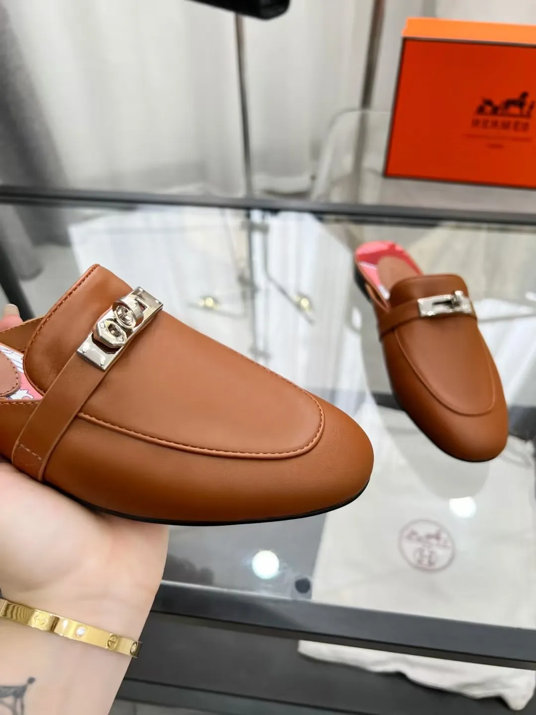 P180 Hermes 爱马仕经典款正品开模定制 五金纯钢五金，最强真空5重 电镀18k白金工艺，永不掉色.. 真皮油边工艺面料：牛皮内里：羊皮&lsquo;&rsquo;大底：橡胶大底码数：35～42