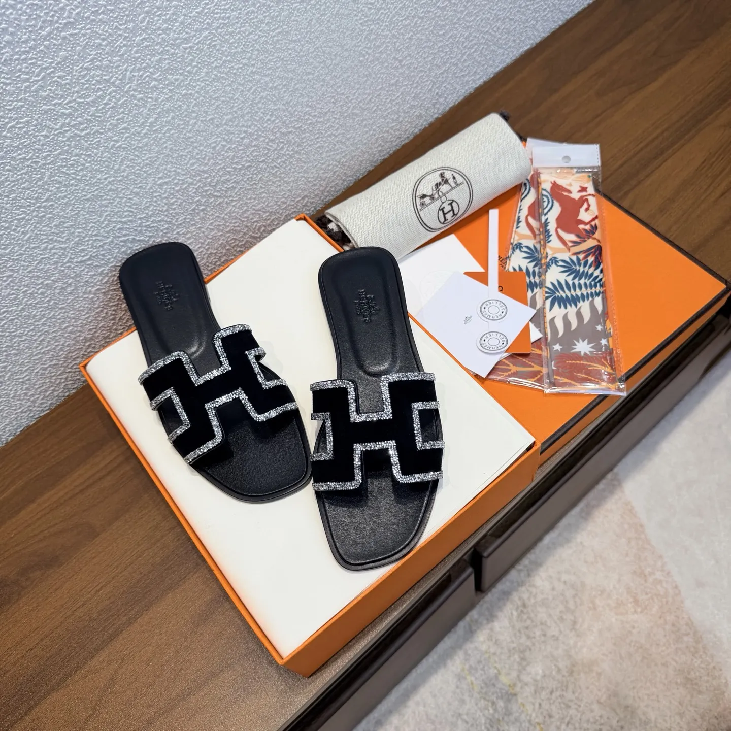 出厂价：260 【随机赠送丝巾】 品牌💗：HERMES 颜色💗:经典全色系 编号💗：H8018-35 跟高💗：1cm 码数💗：35-40全码 (34.42.42订做不退不换) 鞋面材质💗：麂皮➕镶边钻 鞋底材质💗：真皮大底👑👑👑全透染 HERMES爱马仕，有历史的代表作品，Oran永恒经典款H凉拖，居家出行两不误，上脚颜值超高💃🏻💃🏻💃🏻 上脚非常舒服大方，大牌名明最爱的奢侈品，H系列拖鞋。 高档华丽的完美结合一体,为你展现出高贵不凡的人生魅力；配上特殊渠道定制丝巾，拖鞋摇身一变度假风十足，必须人手一双哦💗🌹