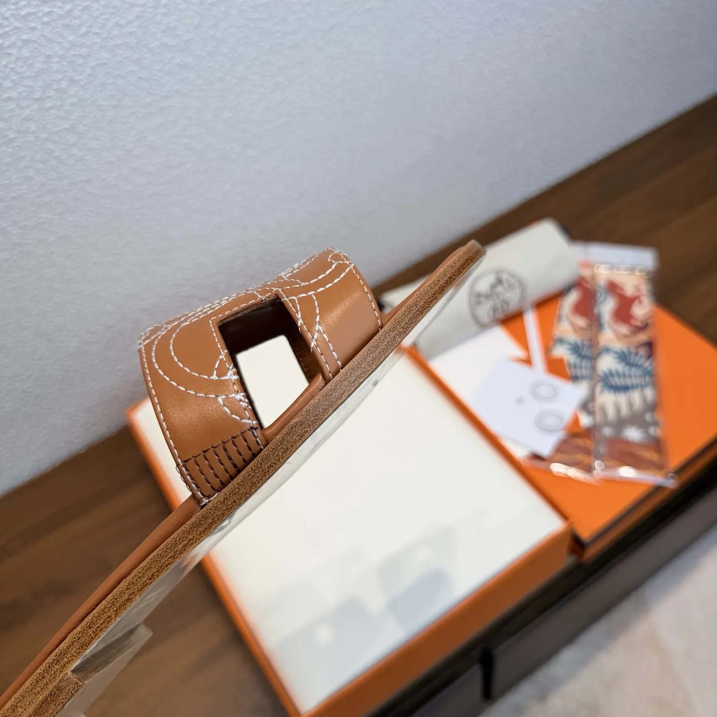 出厂价：260 【随机赠送丝巾】 品牌💗：HERMES 颜色💗:经典全色系 编号💗：H8018-51 跟高💗：1cm 码数💗：35-40全码 (34.42.42订做不退不换) 鞋面材质💗：进口小牛皮电绣鞋面 鞋底材质💗：真皮大底👑👑👑全透染 HERMES爱马仕，有历史的代表作品，Oran永恒经典款H凉拖，居家出行两不误，上脚颜值超高💃🏻💃🏻💃🏻 上脚非常舒服大方，大牌名明最爱的奢侈品，H系列拖鞋。 高档华丽的完美结合一体,为你展现出高贵不凡的人生魅力；配上特殊渠道定制丝巾，拖鞋摇身一变度假风十足，必须人手一双哦💗🌹