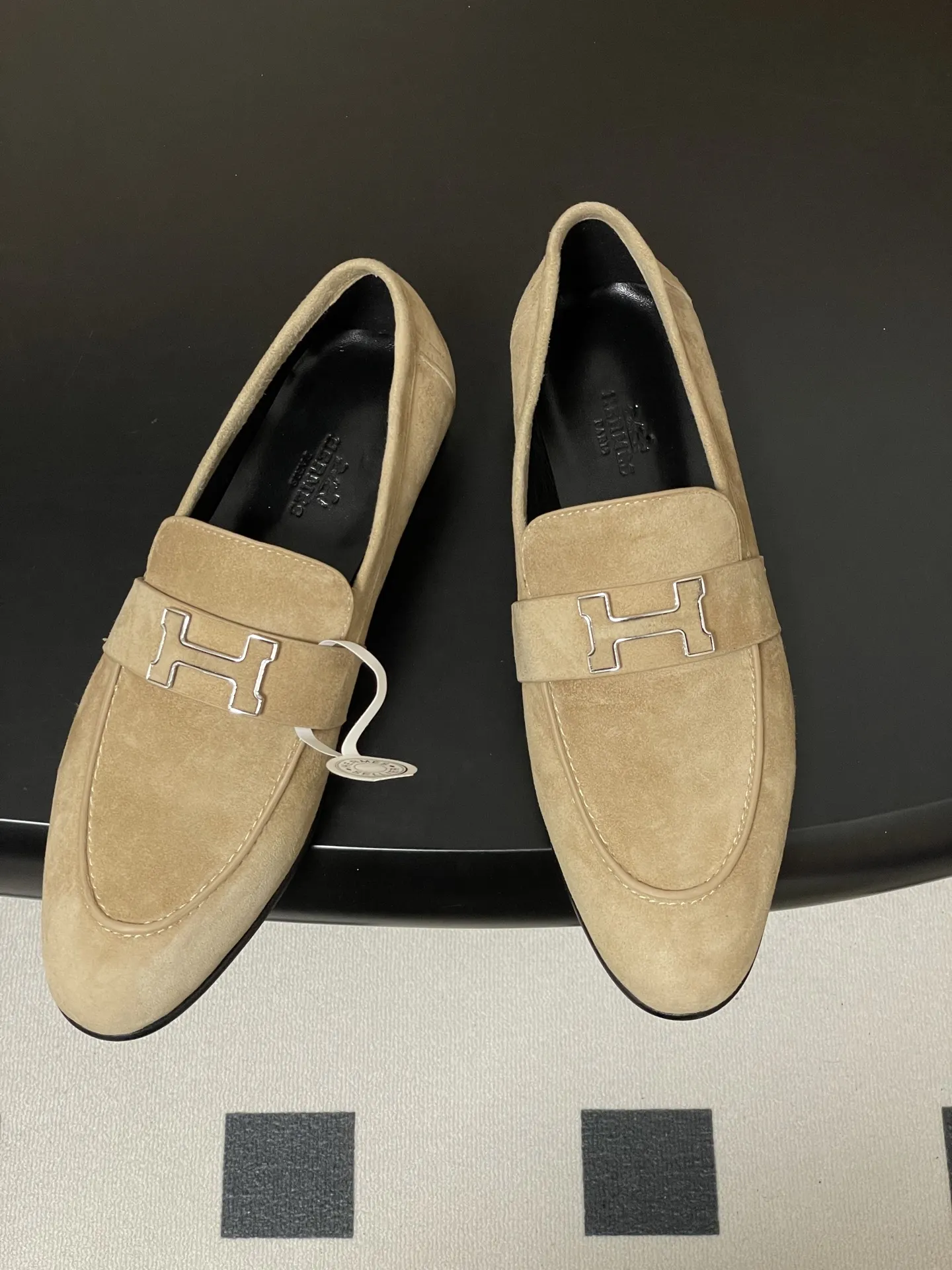 p390-顶级品质（配高档飞机盒✈️） Hermes 爱马仕🐎 H家 Paris/Poyal乐福鞋经典款系列 H字母金属扣乐福鞋一脚蹬单鞋 平底流苏乐福鞋 小牛皮乐福鞋，饰有标志性&ldquo;H&rdquo;细节。打造时尚造型。 鞋面：定制小牛皮 内里垫脚：羊皮 鞋底：意大利A级真皮大底（注塑前掌） 码数：35-39（40.41.42定做不退换）