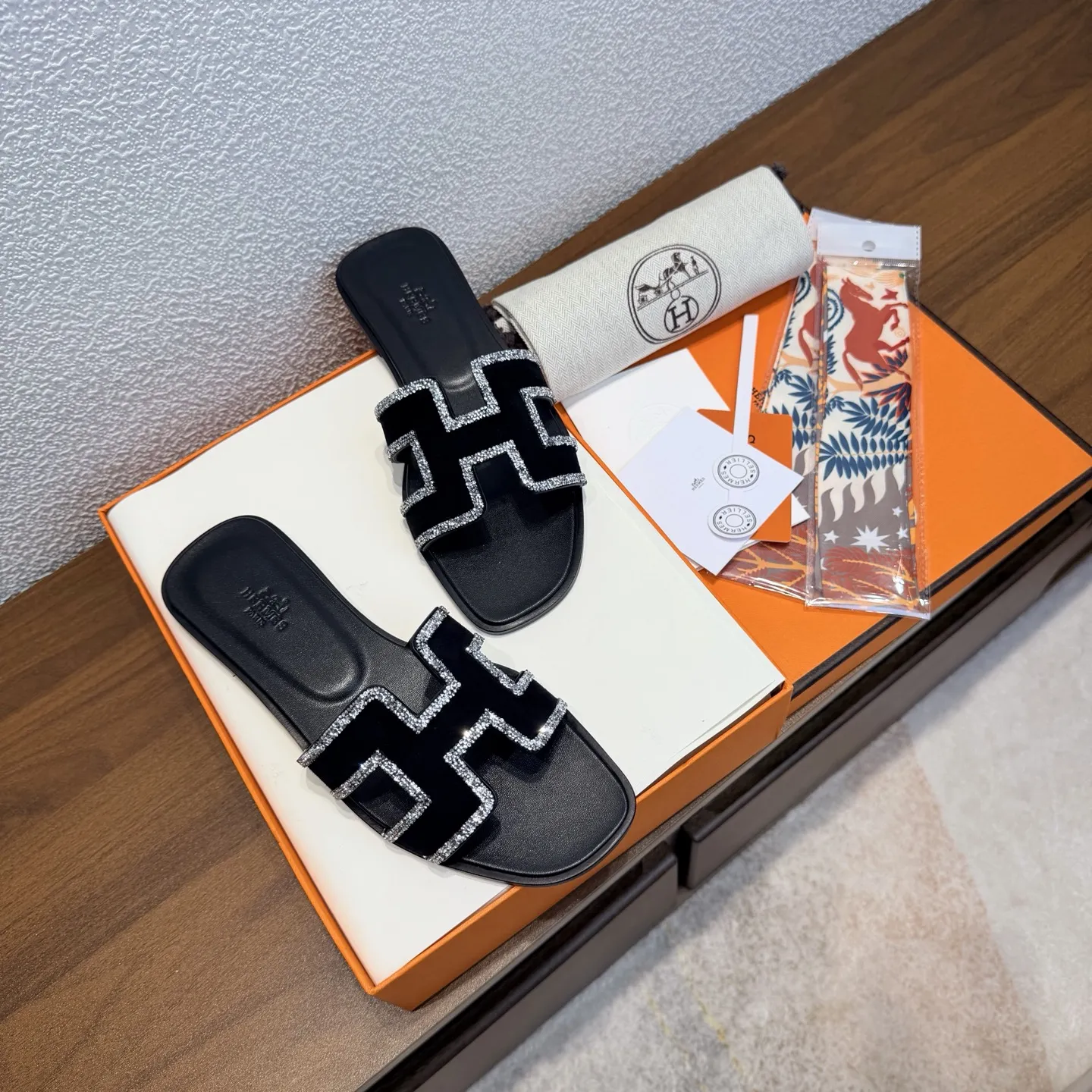 出厂价:260 【随机赠送丝巾】 品牌💗:HERMES 颜色💗:经典全色系 编号💗:H8018-35 跟高💗:1cm 码数💗:35-40全码 (34.42.42订做不退不换) 鞋面材质💗:麂皮➕镶边钻 鞋底材质💗:真皮大底👑👑👑全透染 HERMES爱马仕,有历史的代表作品,Oran永恒经典款H凉拖,居家出行两不误,上脚颜值超高💃🏻💃🏻💃🏻 上脚非常舒服大方,大牌名明最爱的奢侈品,H系列拖鞋。 高档华丽的完美结合一体,为你展现出高贵不凡的人生魅力;配上特殊渠道定制丝巾,拖鞋摇身一变度假风十足,必须人手一双哦💗🌹