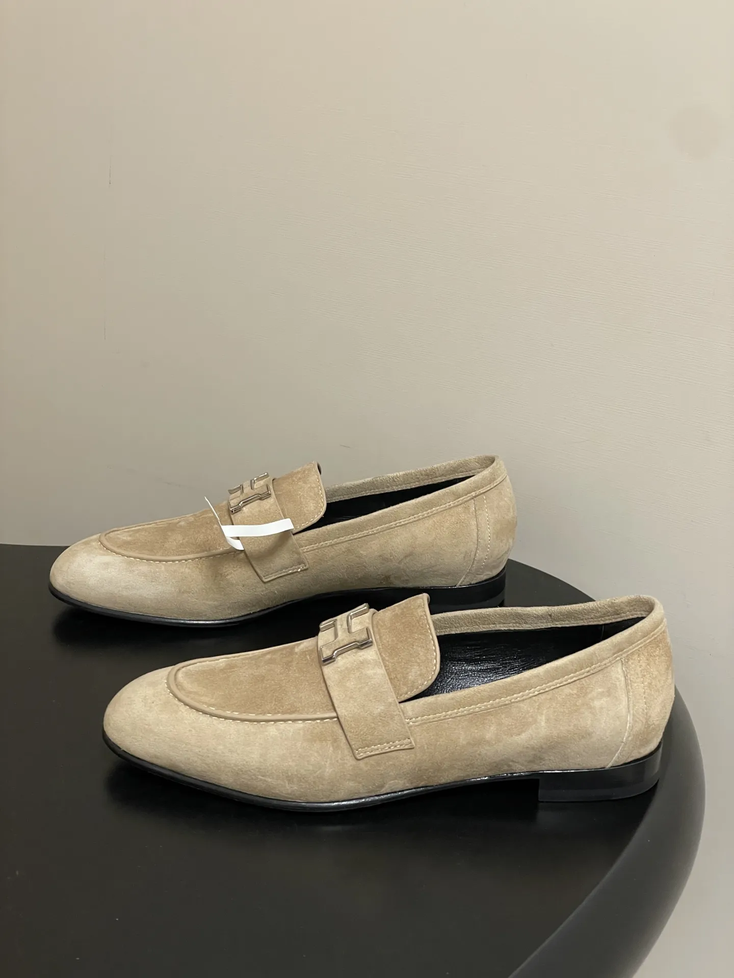 p390-顶级品质(配高档飞机盒✈️) Hermes 爱马仕🐎 H家 Paris/Poyal乐福鞋经典款系列 H字母金属扣乐福鞋一脚蹬单鞋 平底流苏乐福鞋 小牛皮乐福鞋,饰有标志性“H”细节。打造时尚造型。 鞋面:定制小牛皮 内里垫脚:羊皮 鞋底:意大利A级真皮大底(注塑前掌) 码数:35-39(40.41.42定做不退换)