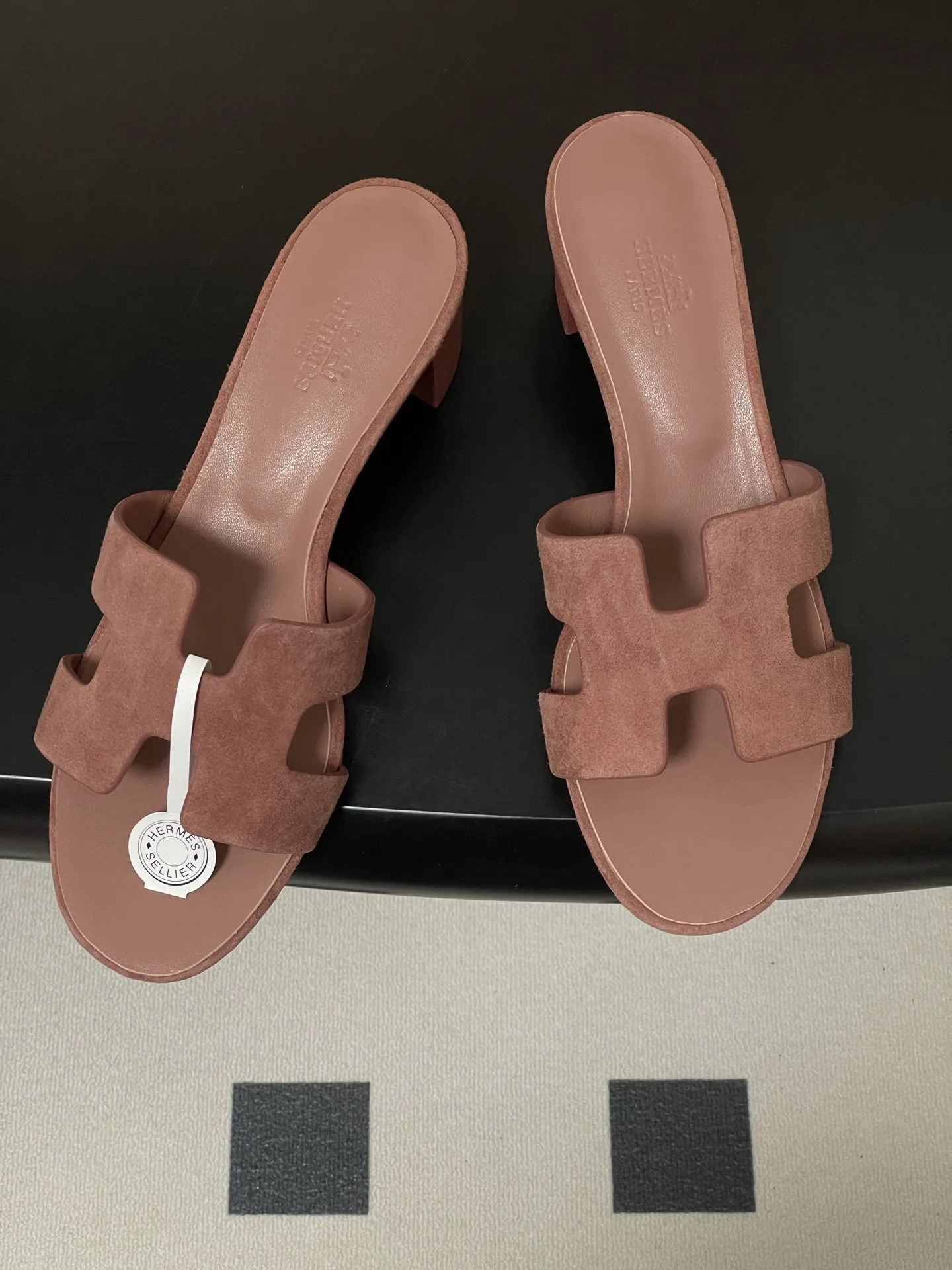 p290-顶级品质（配高档飞机盒✈️/丝巾） Hermes 爱马仕🐎 H家Oran万年经典款&lsquo;H&rsquo;拖鞋 经典百搭的H拖鞋 🆕夏日多巴胺糖果彩色麂皮绒面粗跟拖鞋 经典&ldquo;H&rdquo;型鞋面。打造时尚造型，可谓夏日良伴。时尚又百搭 超级舒服 每个细节都做到极致。设计简约流畅，打造时尚柔美的晚装造型。 鞋面：定制羊猄皮 内里垫脚：小羊皮 鞋底：意大利A级双层真皮大底 码数：35-39（34.40.41.42.43定做不退换）