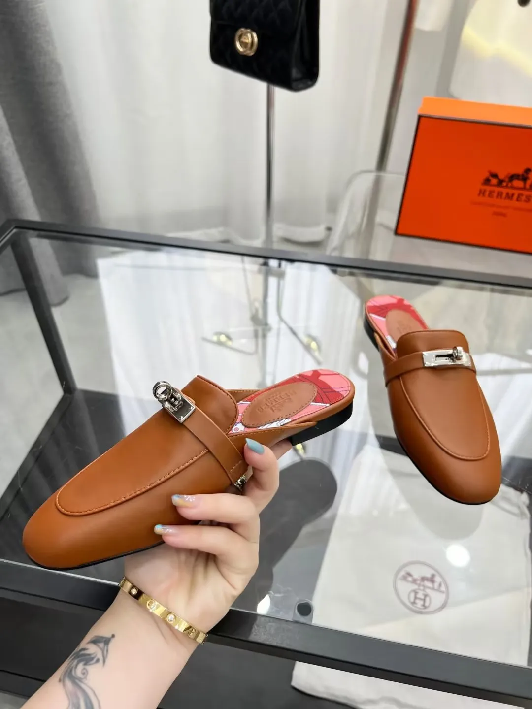 P180 Hermes 爱马仕经典款正品开模定制 五金纯钢五金，最强真空5重 电镀18k白金工艺，永不掉色.. 真皮油边工艺面料：牛皮内里：羊皮&lsquo;&rsquo;大底：橡胶大底码数：35～42