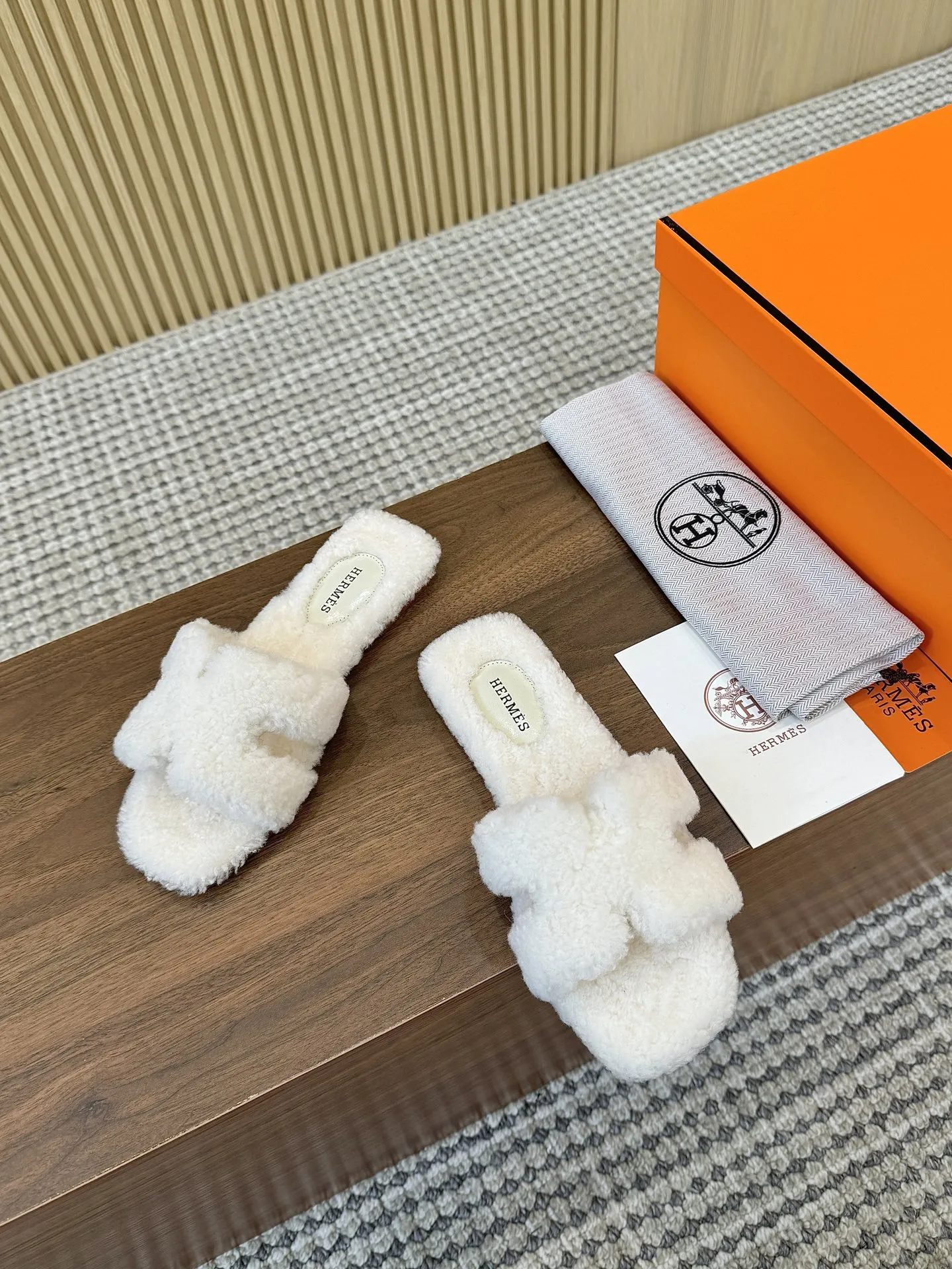 💰P190𝐇𝐄𝐑𝐌𝐄𝐒 爱马仕皮毛一体卷糕毛H拖 今年面料均选用A+皮毛一体卷糕毛 毛茸茸的 超可爱的，踩云脚感，光脚或者搭配个袜子穿，都时髦的不行哦 鞋底是橡胶仿真皮大底（可订做真皮大底） Size：女码35-41