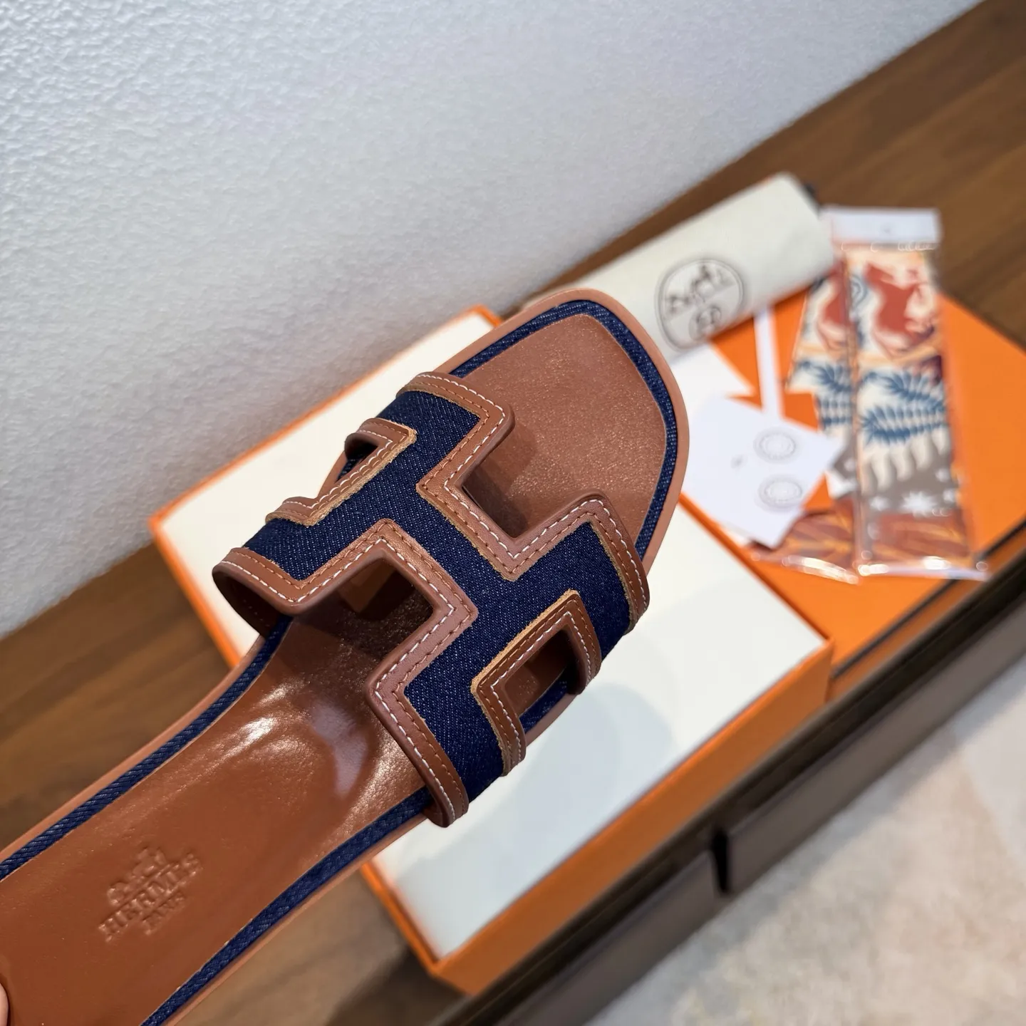 出厂价:250 【随机赠送丝巾】 品牌💗:HERMES 颜色💗:经典全色系 编号💗:H8018-8 跟高💗:1cm 码数💗:35-40全码 (34.42.42订做不退不换) 鞋面材质💗:进口小牛皮➕牛仔布拼接鞋面 鞋底材质💗:真皮大底👑👑👑全透染 HERMES爱马仕,有历史的代表作品,永恒经典款Oasis凉拖,居家出行两不误,上脚颜值超高💃🏻💃🏻💃🏻 上脚非常舒服大方,大牌名明最爱的奢侈品,H系列拖鞋。 高档华丽的完美结合一体,为你展现出高贵不凡的人生魅力;配上特殊渠道定制丝巾,拖鞋摇身一变度假风十足,必须人手一双哦💗🌹