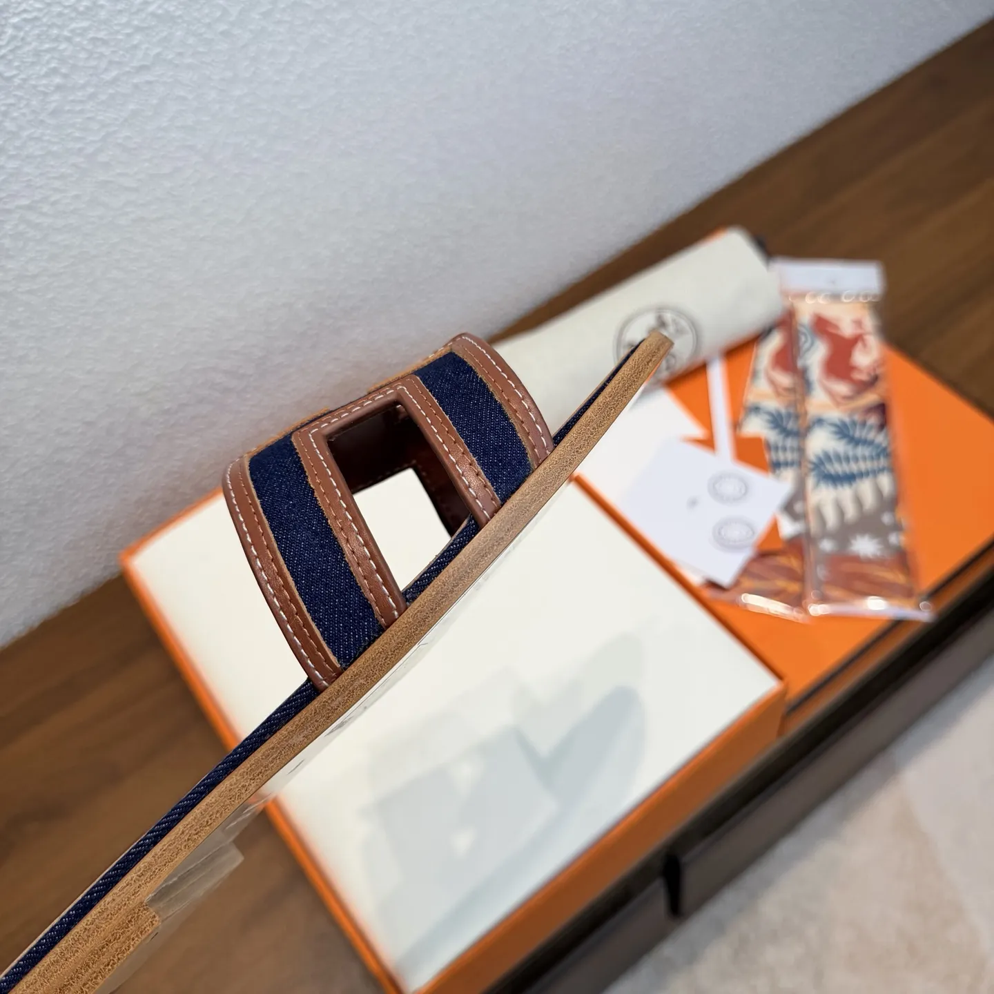 出厂价：250 【随机赠送丝巾】 品牌💗：HERMES 颜色💗:经典全色系 编号💗：H8018-8 跟高💗：1cm 码数💗：35-40全码 (34.42.42订做不退不换) 鞋面材质💗：进口小牛皮➕牛仔布拼接鞋面 鞋底材质💗：真皮大底👑👑👑全透染 HERMES爱马仕，有历史的代表作品，永恒经典款Oasis凉拖，居家出行两不误，上脚颜值超高💃🏻💃🏻💃🏻 上脚非常舒服大方，大牌名明最爱的奢侈品，H系列拖鞋。 高档华丽的完美结合一体,为你展现出高贵不凡的人生魅力；配上特殊渠道定制丝巾，拖鞋摇身一变度假风十足，必须人手一双哦💗🌹