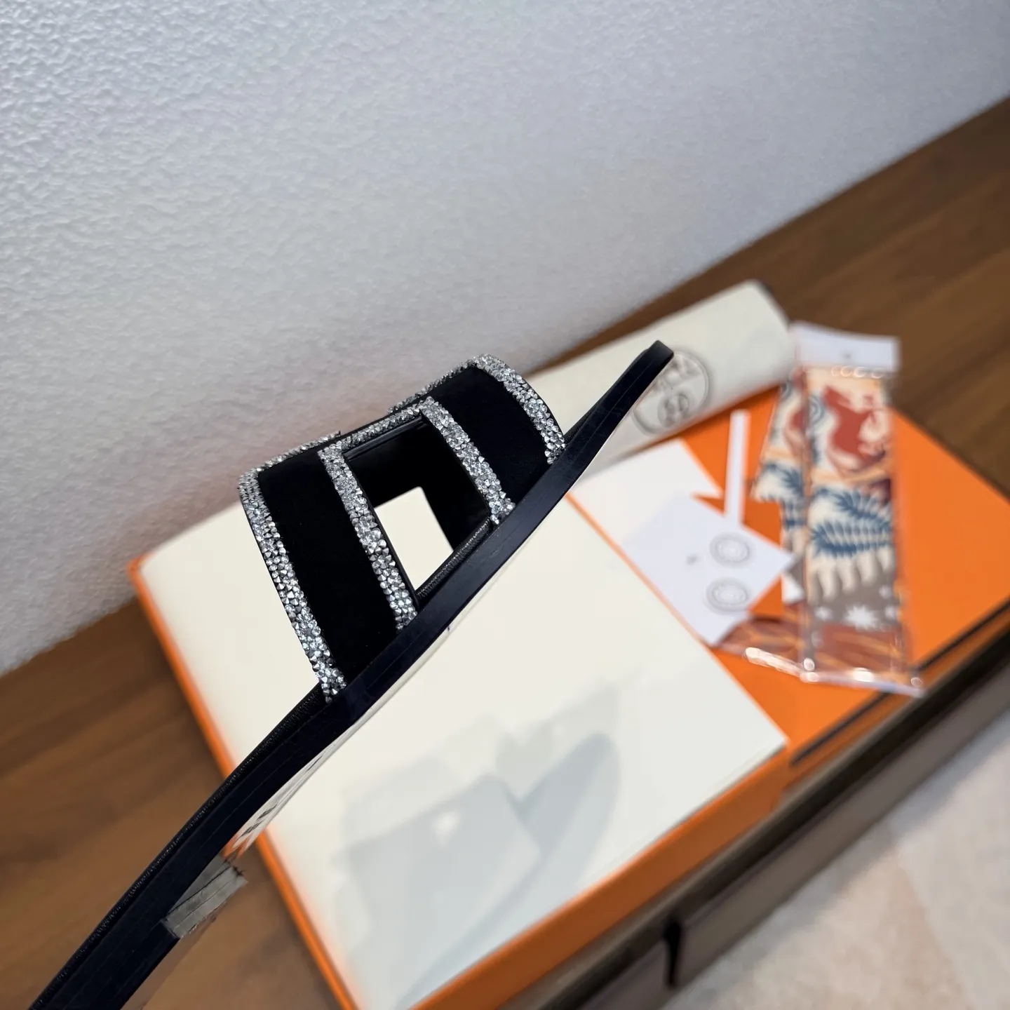 出厂价：260 【随机赠送丝巾】 品牌💗：HERMES 颜色💗:经典全色系 编号💗：H8018-35 跟高💗：1cm 码数💗：35-40全码 (34.42.42订做不退不换) 鞋面材质💗：麂皮➕镶边钻 鞋底材质💗：真皮大底👑👑👑全透染 HERMES爱马仕，有历史的代表作品，Oran永恒经典款H凉拖，居家出行两不误，上脚颜值超高💃🏻💃🏻💃🏻 上脚非常舒服大方，大牌名明最爱的奢侈品，H系列拖鞋。 高档华丽的完美结合一体,为你展现出高贵不凡的人生魅力；配上特殊渠道定制丝巾，拖鞋摇身一变度假风十足，必须人手一双哦💗🌹