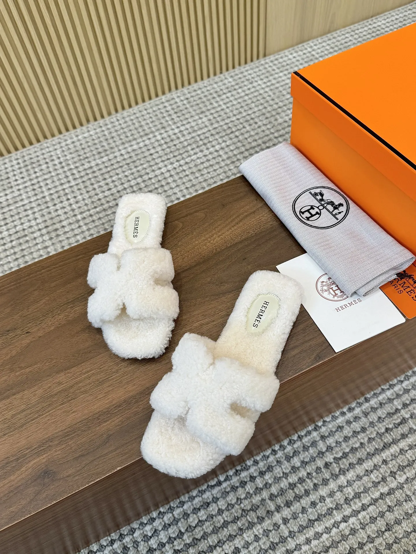 💰P190𝐇𝐄𝐑𝐌𝐄𝐒 爱马仕皮毛一体卷糕毛H拖 今年面料均选用A+皮毛一体卷糕毛 毛茸茸的 超可爱的，踩云脚感，光脚或者搭配个袜子穿，都时髦的不行哦 鞋底是橡胶仿真皮大底（可订做真皮大底） Size：女码35-41
