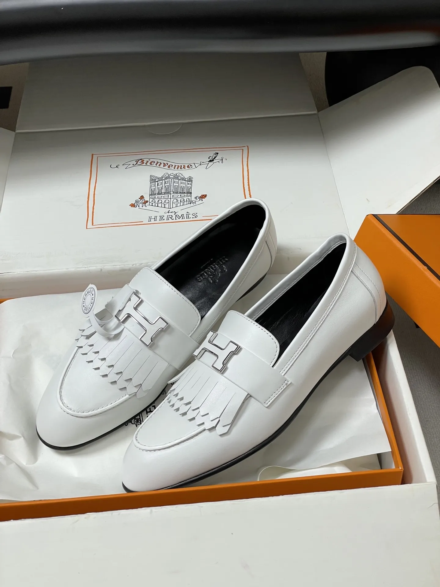 p390-顶级品质(配高档飞机盒✈️) Hermes 爱马仕🐎 H家 Paris/Poyal乐福鞋经典款系列 H字母金属扣乐福鞋一脚蹬单鞋 平底流苏乐福鞋 小牛皮乐福鞋,饰有标志性“H”细节。打造时尚造型。 鞋面:定制小牛皮 内里垫脚:羊皮 鞋底:意大利A级真皮大底(注塑前掌) 码数:35-39(40.41.42定做不退换)