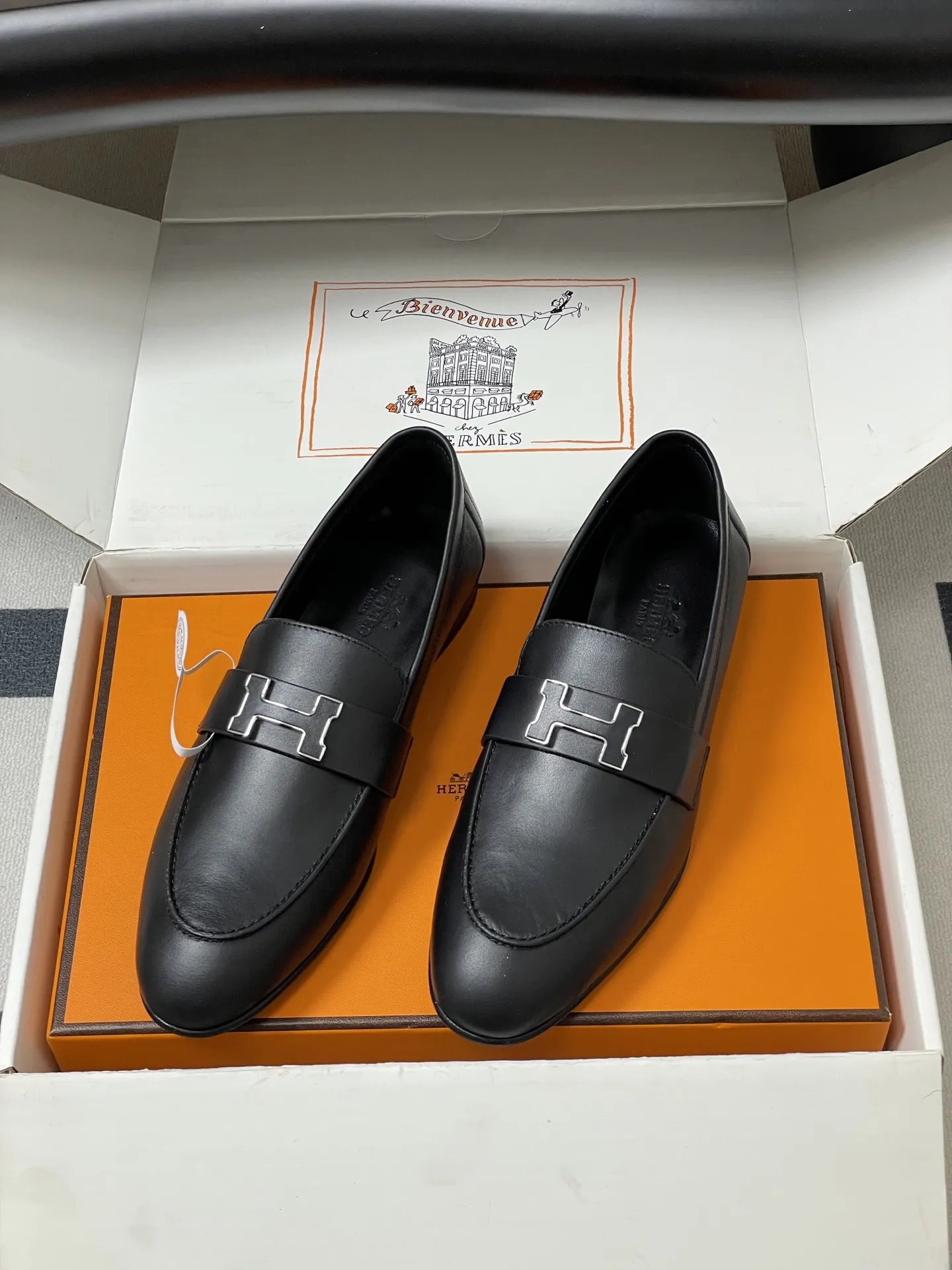 p390-顶级品质(配高档飞机盒✈️) Hermes 爱马仕🐎 H家 Paris/Poyal乐福鞋经典款系列 H字母金属扣乐福鞋一脚蹬单鞋 平底流苏乐福鞋 小牛皮乐福鞋,饰有标志性“H”细节。打造时尚造型。 鞋面:定制小牛皮 内里垫脚:羊皮 鞋底:意大利A级真皮大底(注塑前掌) 码数:35-39(40.41.42定做不退换)