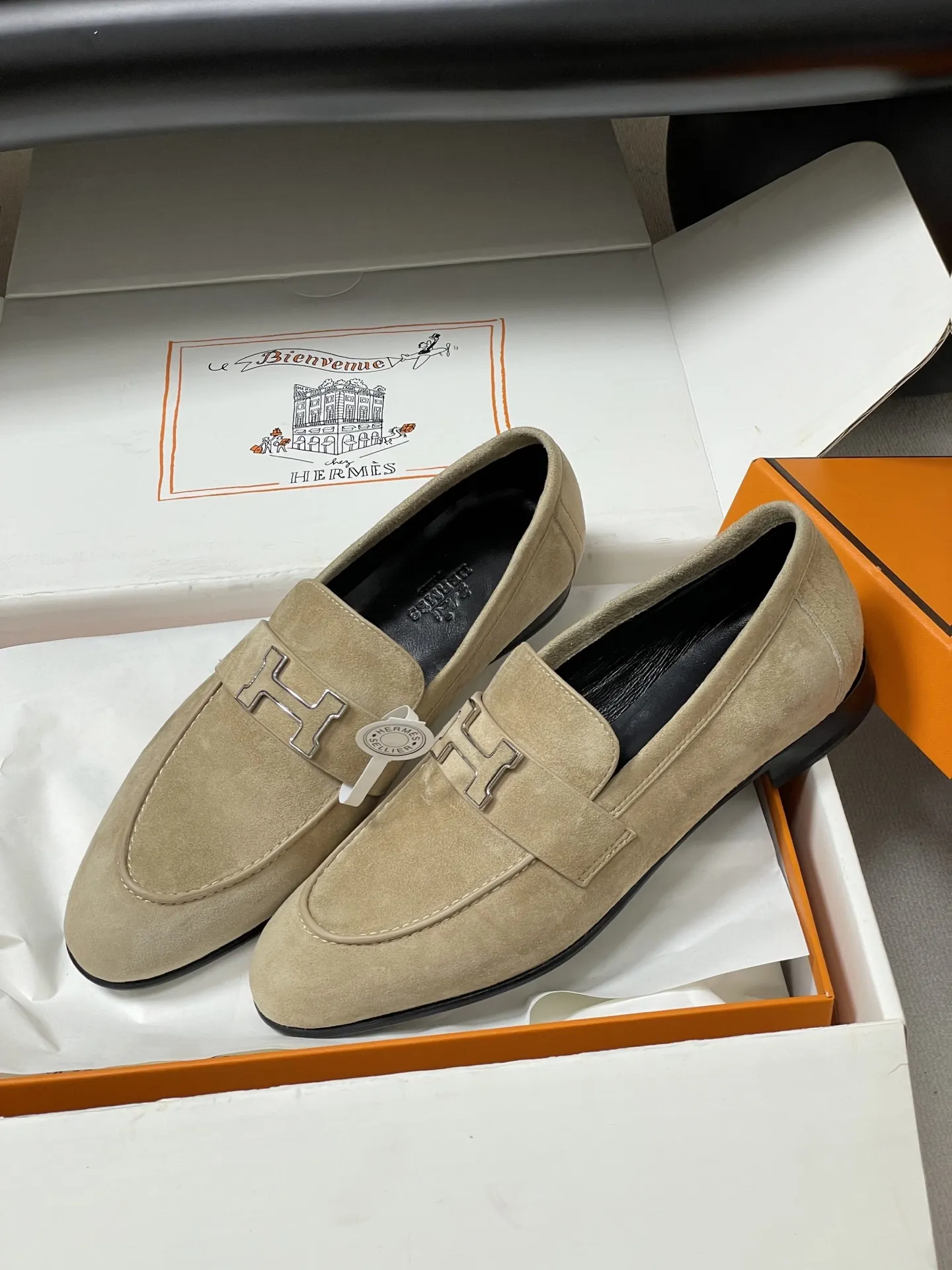 p390-顶级品质(配高档飞机盒✈️) Hermes 爱马仕🐎 H家 Paris/Poyal乐福鞋经典款系列 H字母金属扣乐福鞋一脚蹬单鞋 平底流苏乐福鞋 小牛皮乐福鞋,饰有标志性“H”细节。打造时尚造型。 鞋面:定制小牛皮 内里垫脚:羊皮 鞋底:意大利A级真皮大底(注塑前掌) 码数:35-39(40.41.42定做不退换)