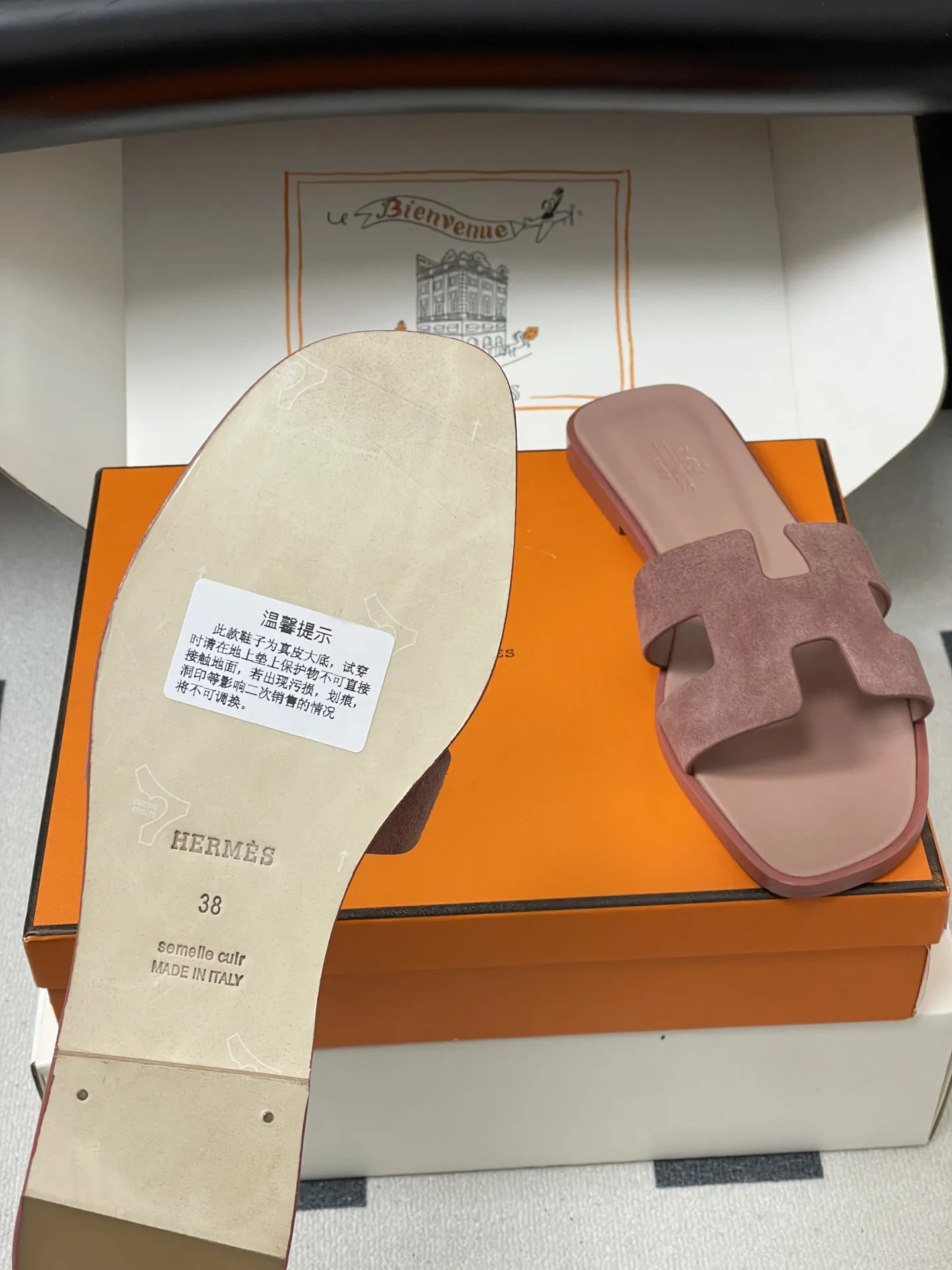 p280-顶级品质（配高档飞机盒✈️/丝巾） Hermes 爱马仕🐎 H家Oran万年经典款&lsquo;H&rsquo;拖鞋 经典百搭的H拖鞋 🆕夏日多巴胺糖果彩色麂皮绒面平底凉拖鞋 经典&ldquo;H&rdquo;型鞋面。打造时尚造型，可谓夏日良伴。时尚又百搭 超级舒服 每个细节都做到极致。设计简约流畅，打造时尚柔美的晚装造型。 鞋面：定制羊猄皮 内里垫脚：小羊皮 鞋底：意大利A级双层真皮大底 码数：35-39（34.40.41.42.43定做不退换）