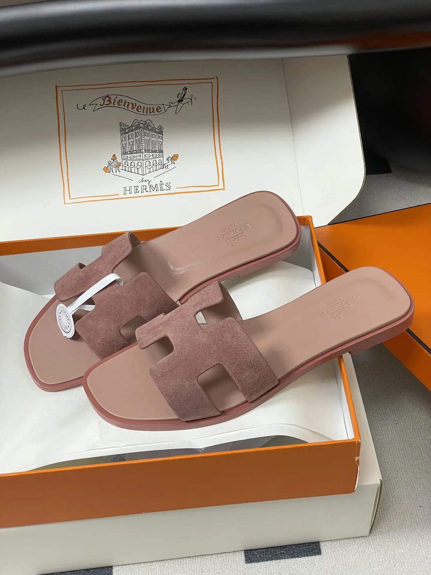 p280-顶级品质(配高档飞机盒✈️/丝巾) Hermes 爱马仕🐎 H家Oran万年经典款‘H’拖鞋 经典百搭的H拖鞋 🆕夏日多巴胺糖果彩色麂皮绒面平底凉拖鞋 经典“H”型鞋面。打造时尚造型,可谓夏日良伴。时尚又百搭 超级舒服 每个细节都做到极致。设计简约流畅,打造时尚柔美的晚装造型。 鞋面:定制羊猄皮 内里垫脚:小羊皮 鞋底:意大利A级双层真皮大底 码数:35-39(34.40.41.42.43定做不退换)