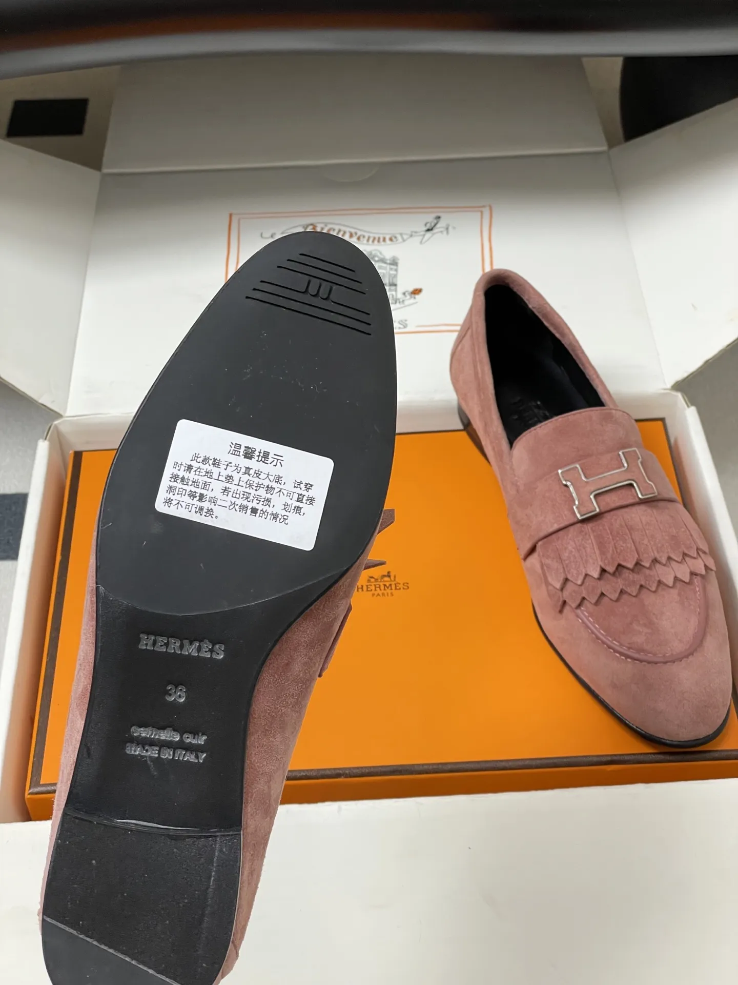 p390-顶级品质（配高档飞机盒✈️） Hermes 爱马仕🐎 H家 Paris/Poyal乐福鞋经典款系列 H字母金属扣乐福鞋一脚蹬单鞋 平底流苏乐福鞋 小牛皮乐福鞋，饰有标志性&ldquo;H&rdquo;细节。打造时尚造型。 鞋面：定制小牛皮 内里垫脚：羊皮 鞋底：意大利A级真皮大底（注塑前掌） 码数：35-39（40.41.42定做不退换）