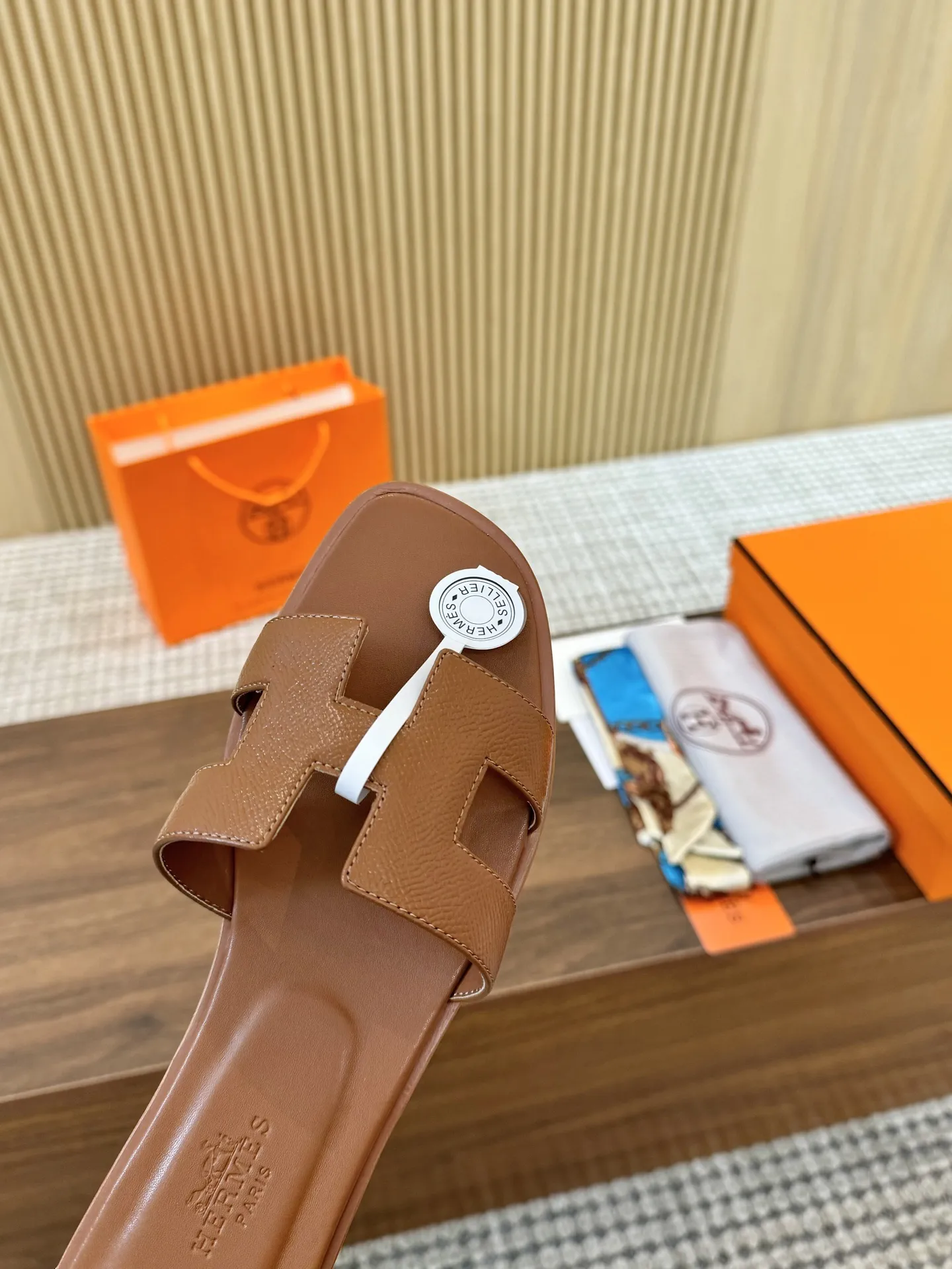 2025新款,(手掌🖐️纹全包工艺)全新改版(Hermès) 包装升级,版型做工材料升级。 Hermes®🔴市场最高版本纯手工鞋✨✨ 顶级产品爱马仕拖鞋🐎 新款高端时尚原版一样, 师傅纯手工打造 !❥高端定制,行业最高版本⚠❥采用:Hermers鞋面:意大利进口牛皮+原版订制级粒面小牛皮垫脚+真皮大底(追求顶级行走舒适度)Hermes━━━━━ size:35-40(34.41.42定做不退换) P:真皮底210 P:橡胶底160