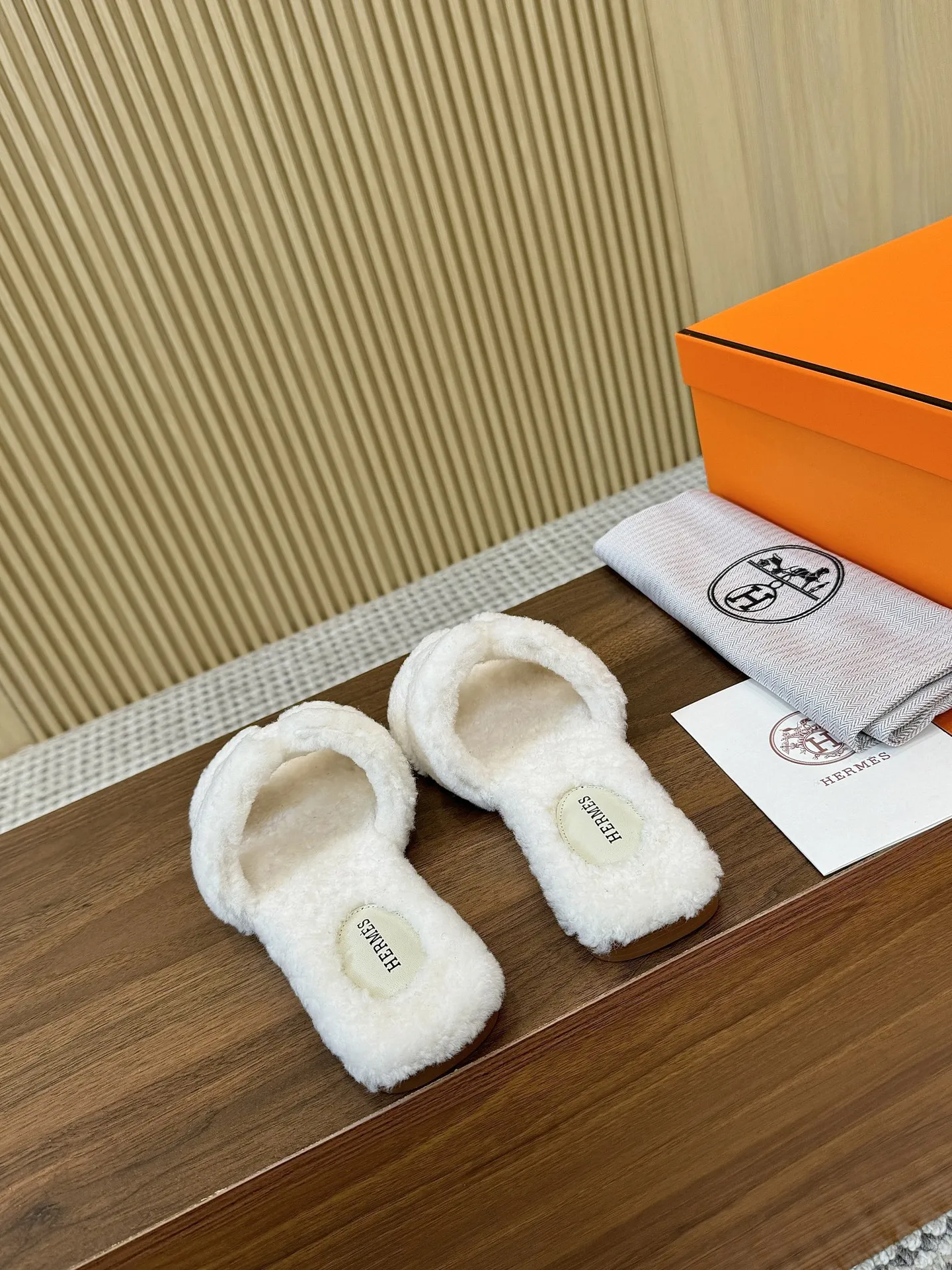 💰P190𝐇𝐄𝐑𝐌𝐄𝐒 爱马仕皮毛一体卷糕毛H拖 今年面料均选用A+皮毛一体卷糕毛 毛茸茸的 超可爱的，踩云脚感，光脚或者搭配个袜子穿，都时髦的不行哦 鞋底是橡胶仿真皮大底（可订做真皮大底） Size：女码35-41