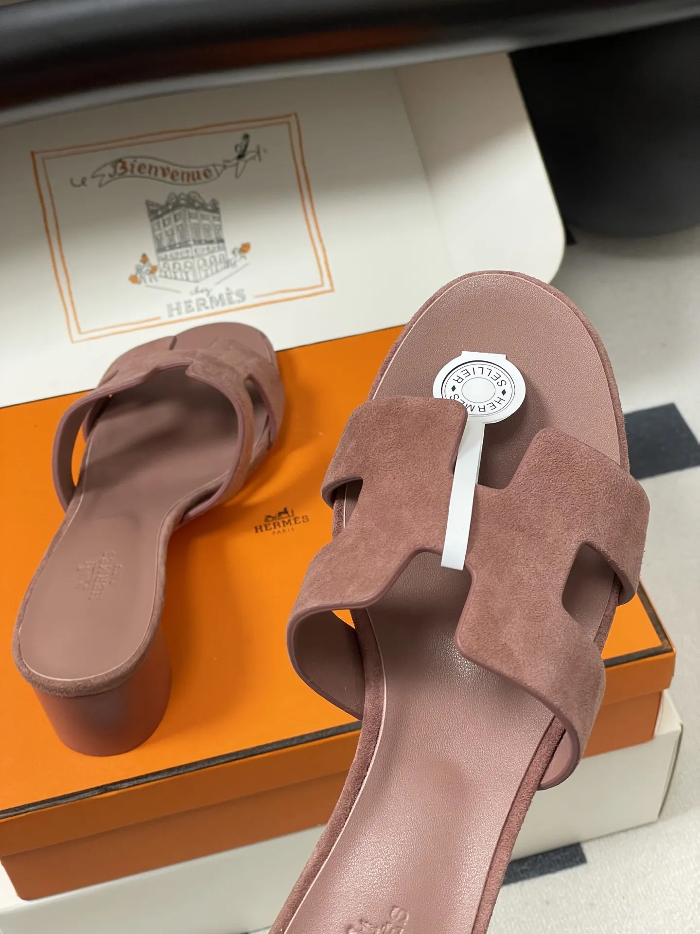 p290-顶级品质（配高档飞机盒✈️/丝巾） Hermes 爱马仕🐎 H家Oran万年经典款&lsquo;H&rsquo;拖鞋 经典百搭的H拖鞋 🆕夏日多巴胺糖果彩色麂皮绒面粗跟拖鞋 经典&ldquo;H&rdquo;型鞋面。打造时尚造型，可谓夏日良伴。时尚又百搭 超级舒服 每个细节都做到极致。设计简约流畅，打造时尚柔美的晚装造型。 鞋面：定制羊猄皮 内里垫脚：小羊皮 鞋底：意大利A级双层真皮大底 码数：35-39（34.40.41.42.43定做不退换）